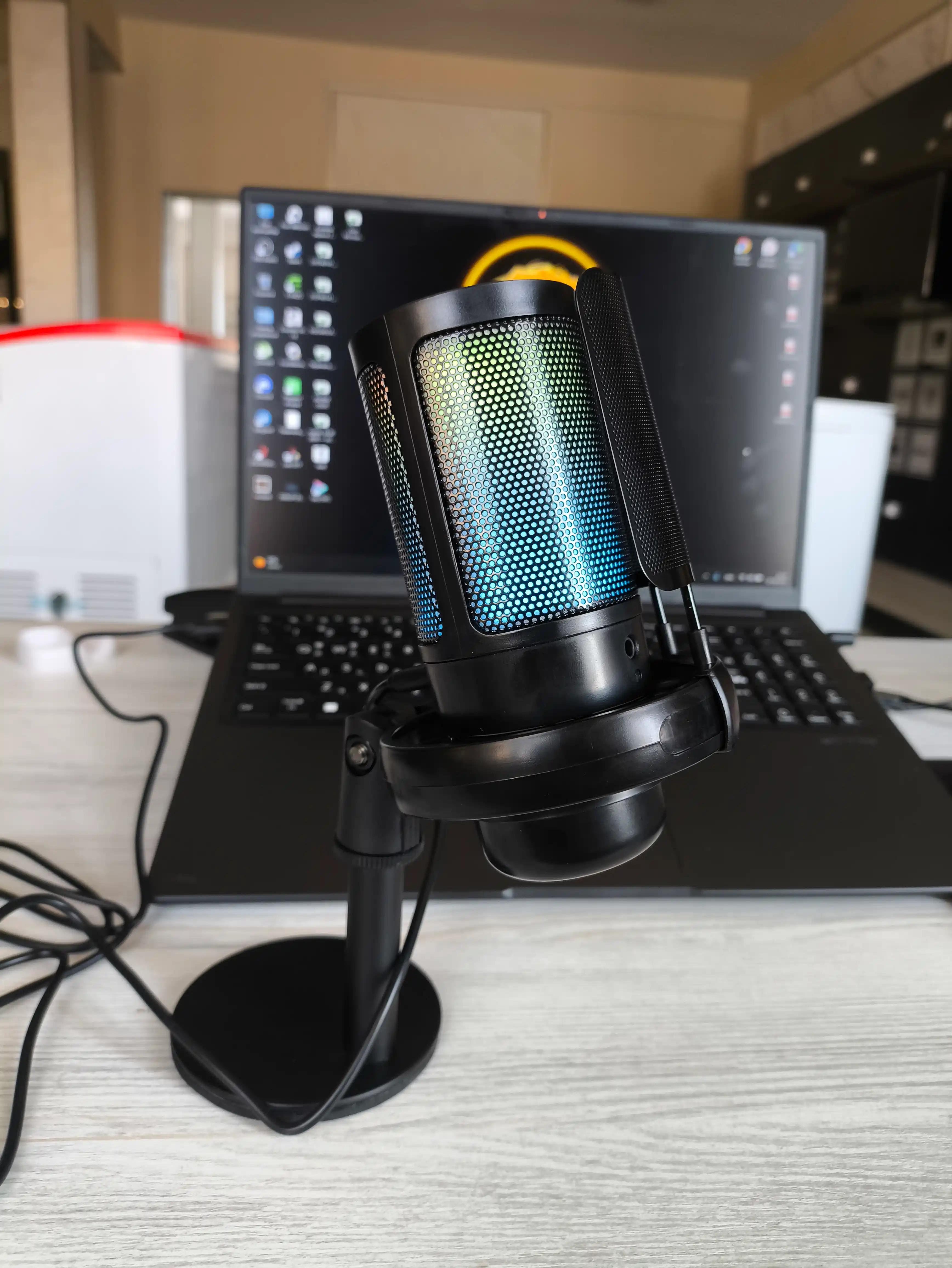 Игровой конденсаторный RGB микрофон ME6S со стойкой, шок-маунтом и поп-фильтром