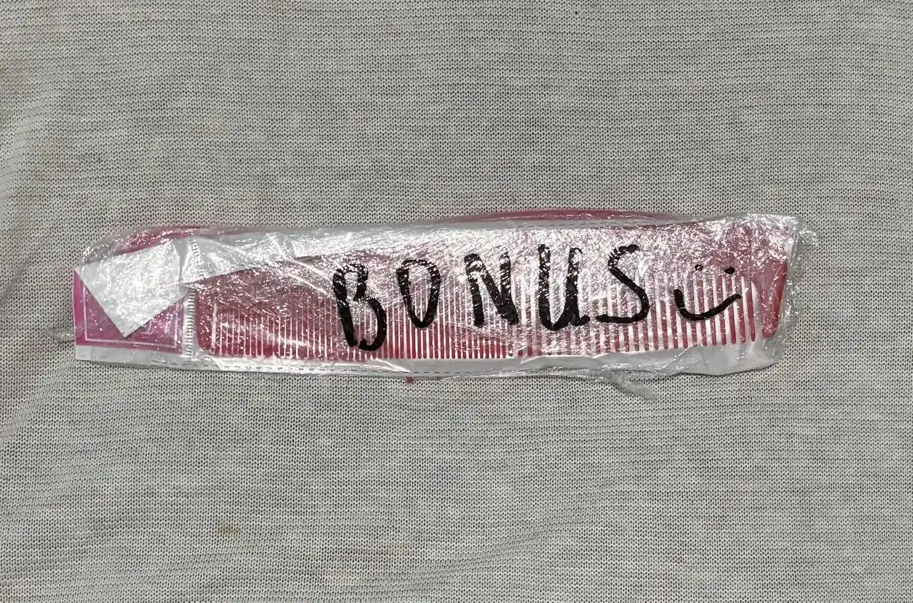 Nam va quruq sochlar uchun siyrak tishli plastik taroq, osonlik bilan yechilishi uchun