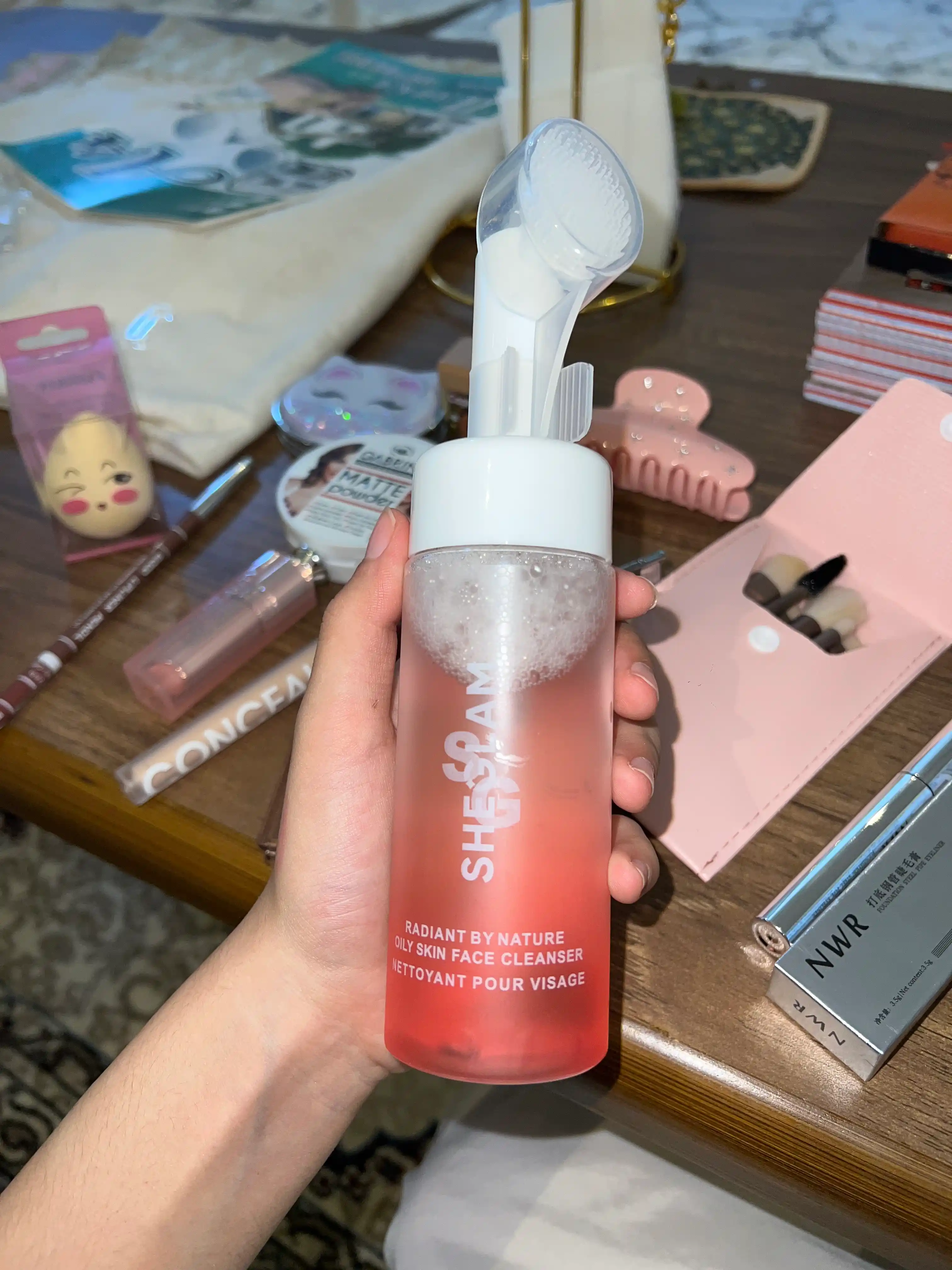 Cho'tka bilan tozalovchi ko'pik, yuz uchun namlovchi va tozalovchi penka, 150 ml