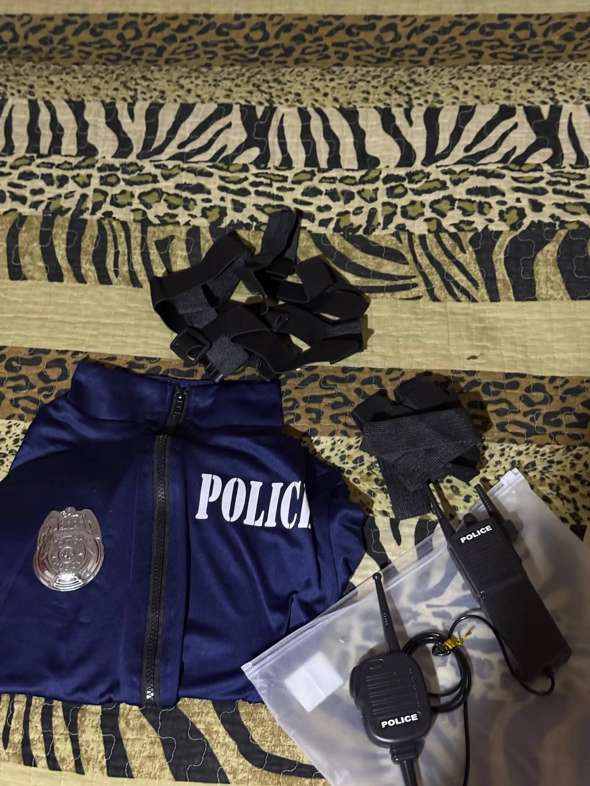 Ochiq ayollar kiyimi, penyuarlar, kiyim, tungi kiyim, ochiq ichki kiyimlar, police