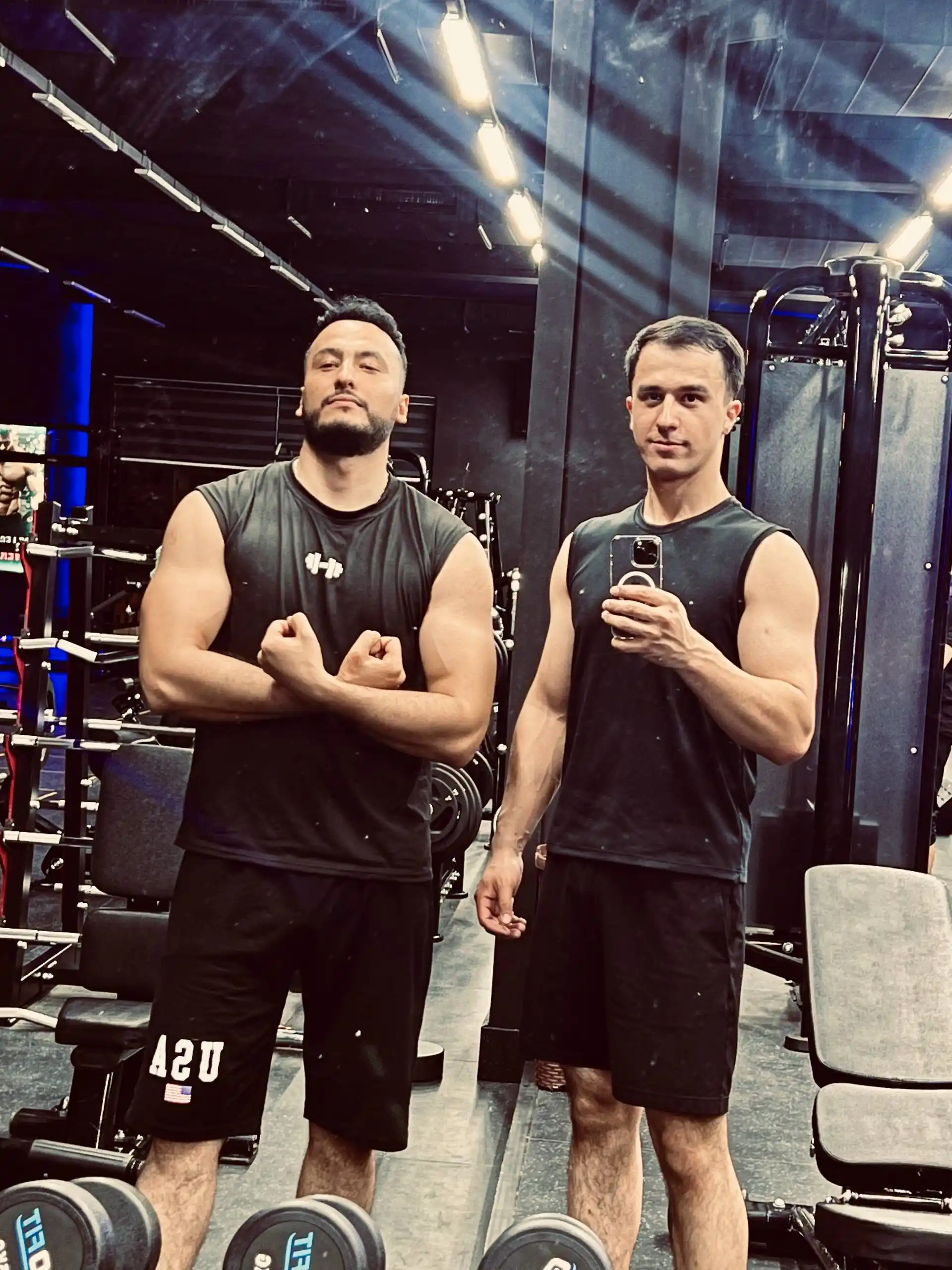 Erkaklar uchun yengsiz sport maykasi