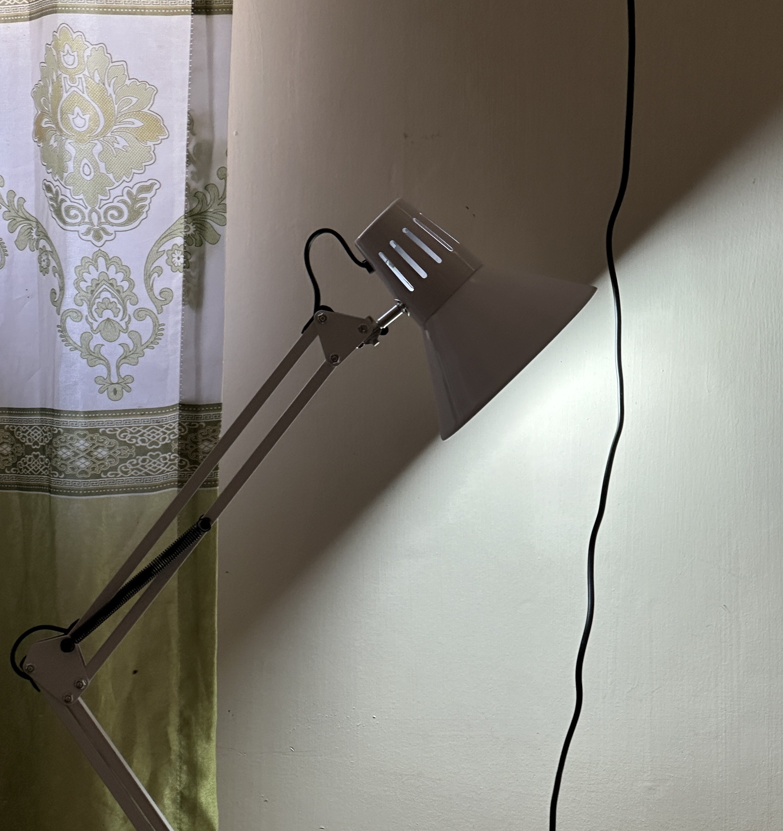 Stol chiroq, Piksar lampasi, metal korpus o'quvchilar uchun svetilnik chiroq qora, oq rang