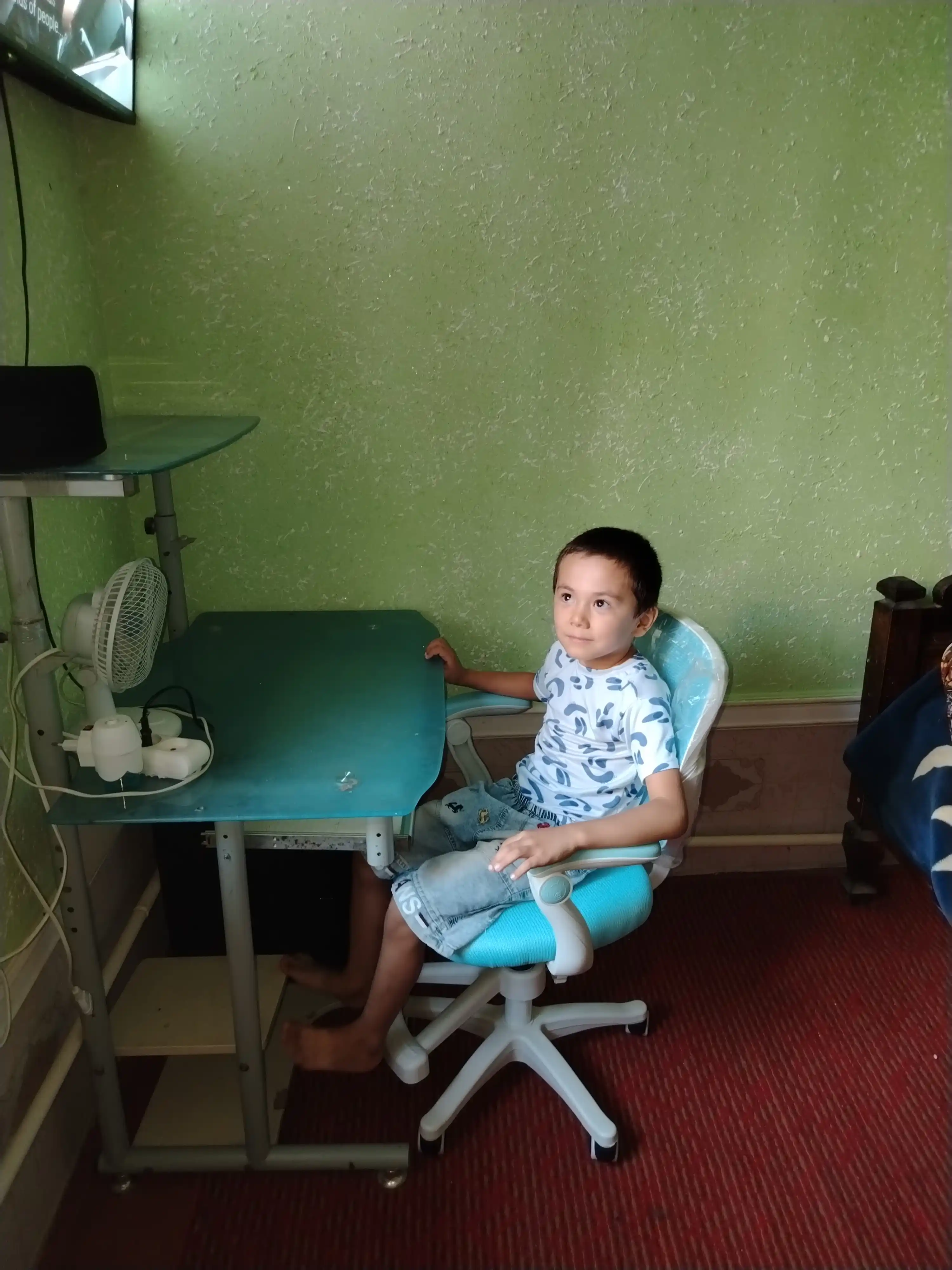 FIDGO bolalar o‘quv kreslosi, balandligi sozlanadi, qo‘l va oyoq tayanchlari bilan