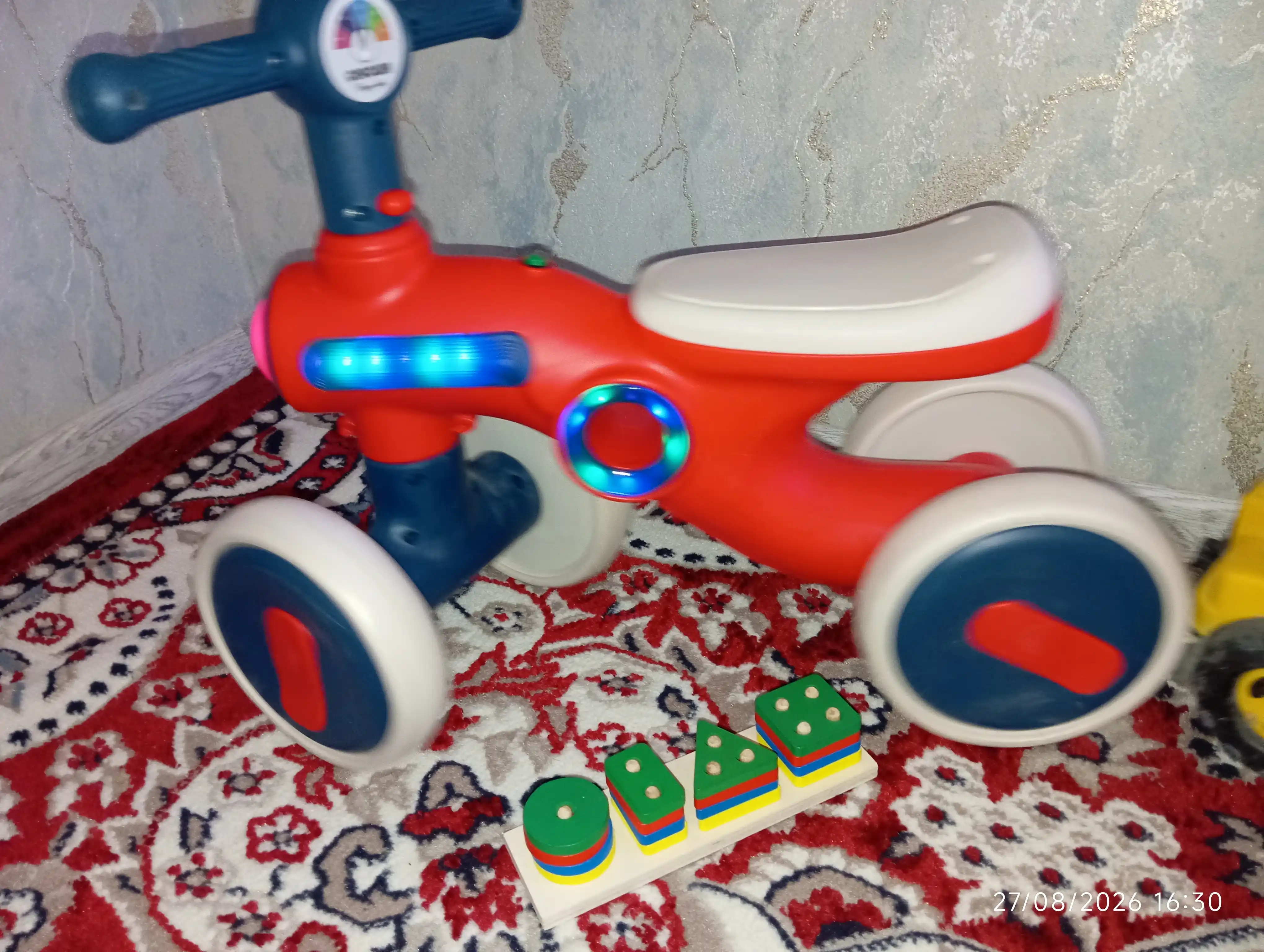 Bolalar to‘rt g‘ildirakli muvozanatlovchi velosipedi, pedalsiz, tolokar, aravacha