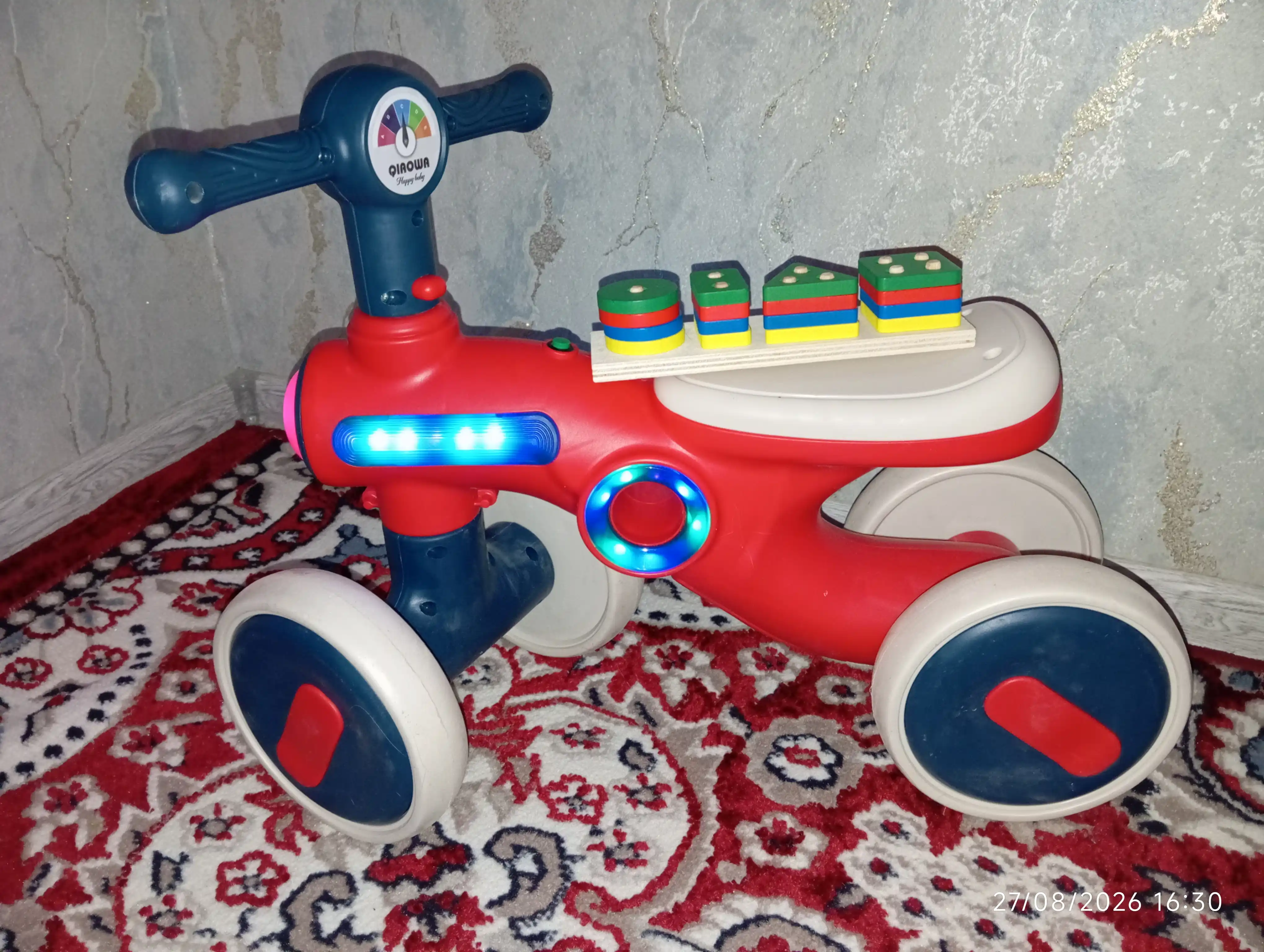 Bolalar to‘rt g‘ildirakli muvozanatlovchi velosipedi, pedalsiz, tolokar, aravacha