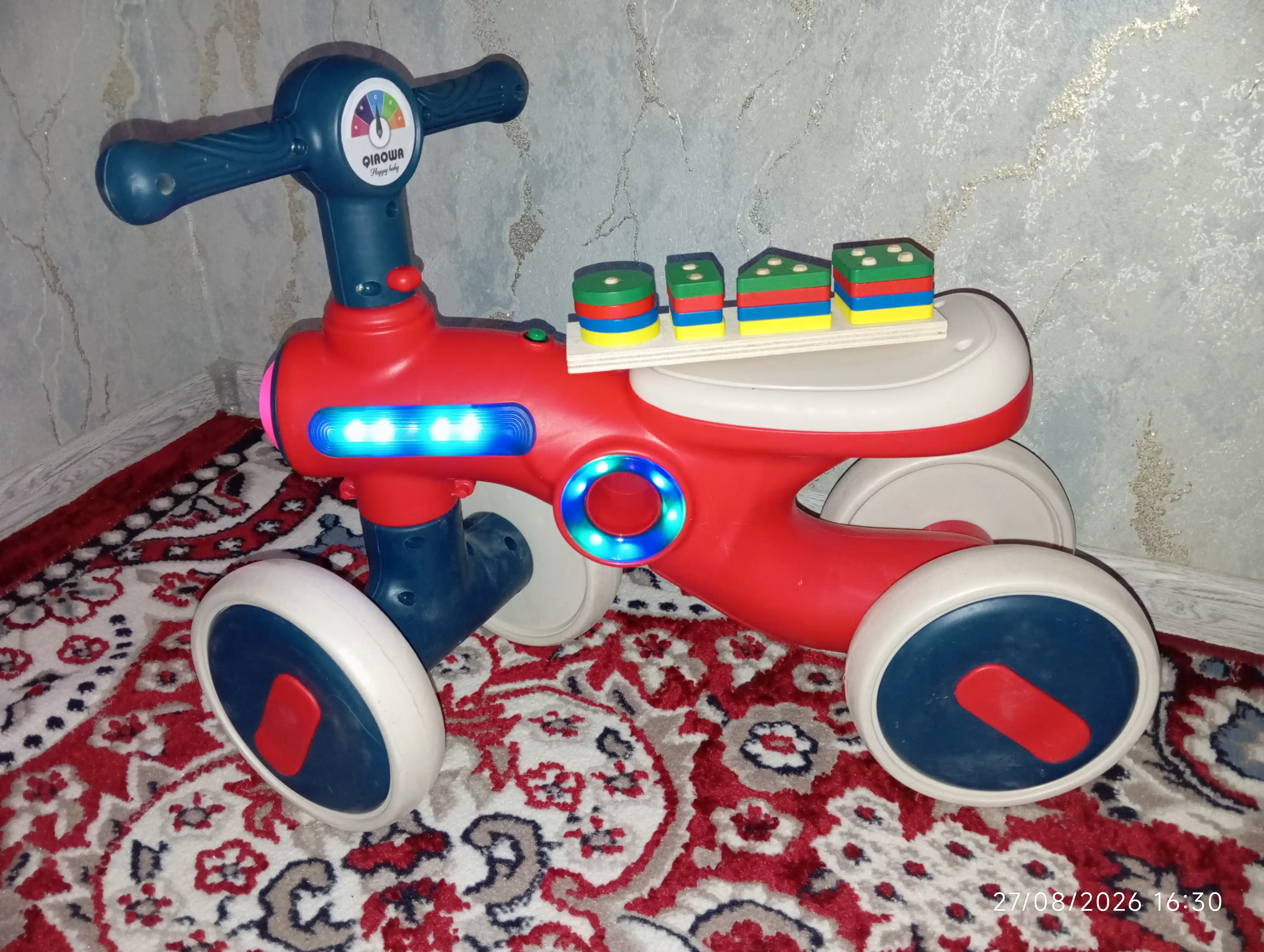 Bolalar to‘rt g‘ildirakli muvozanatlovchi velosipedi, pedalsiz, tolokar, aravacha