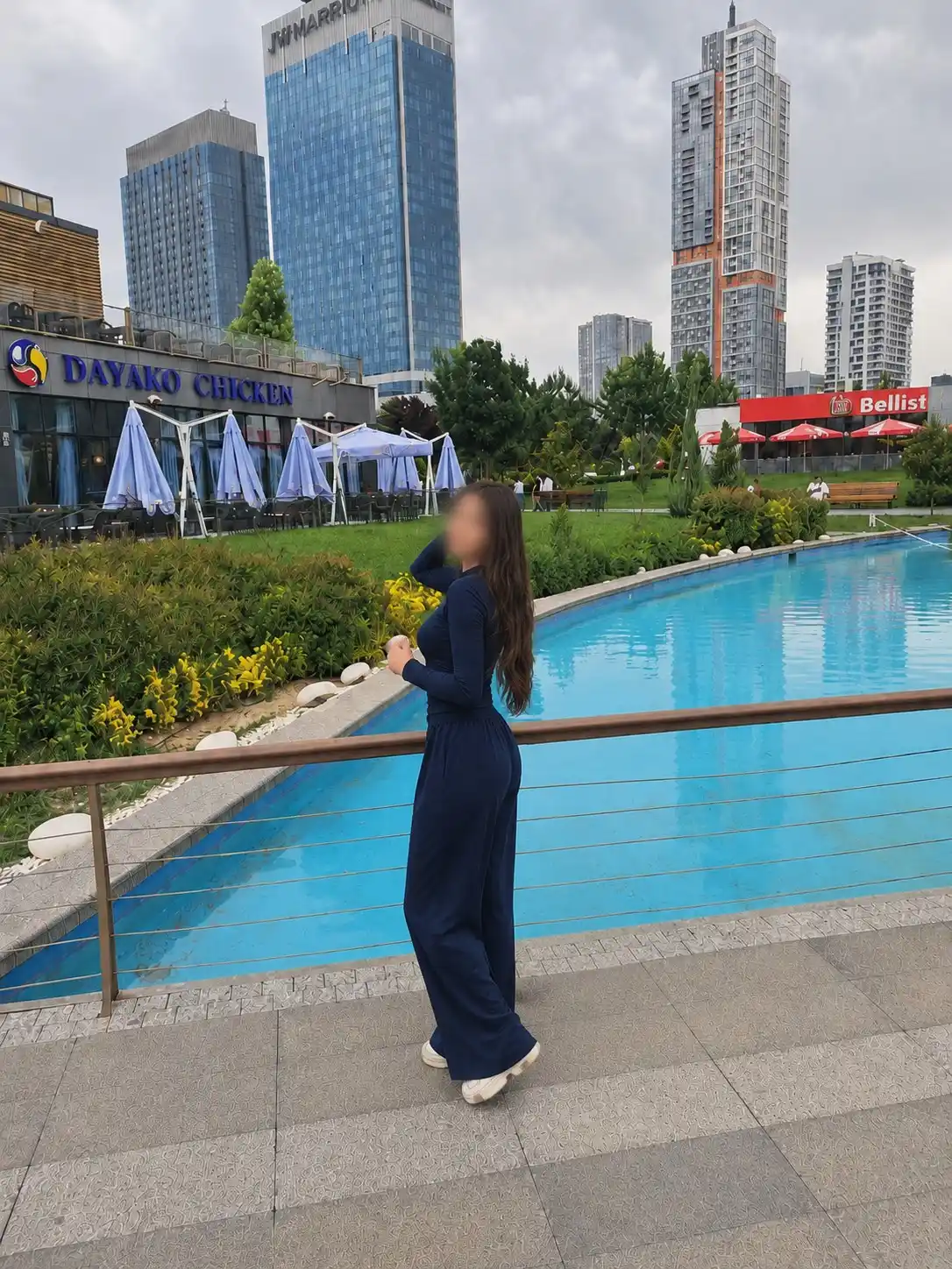 Ayollar ikkiligi, keng shim va skims futbolka, zamonaviy uslubda