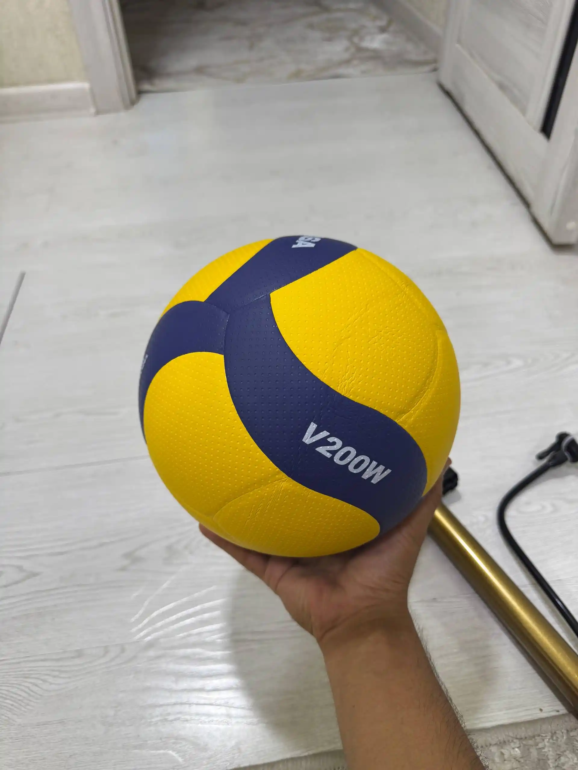 MIKASA V200W voleybol topi – professional darajadagi standart o‘lcham va yuqori sifat