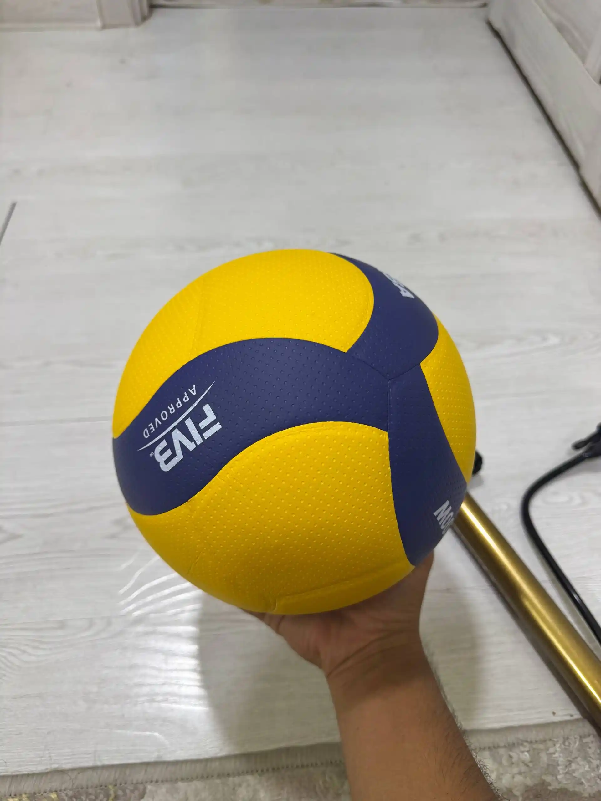 MIKASA V200W voleybol topi – professional darajadagi standart o‘lcham va yuqori sifat