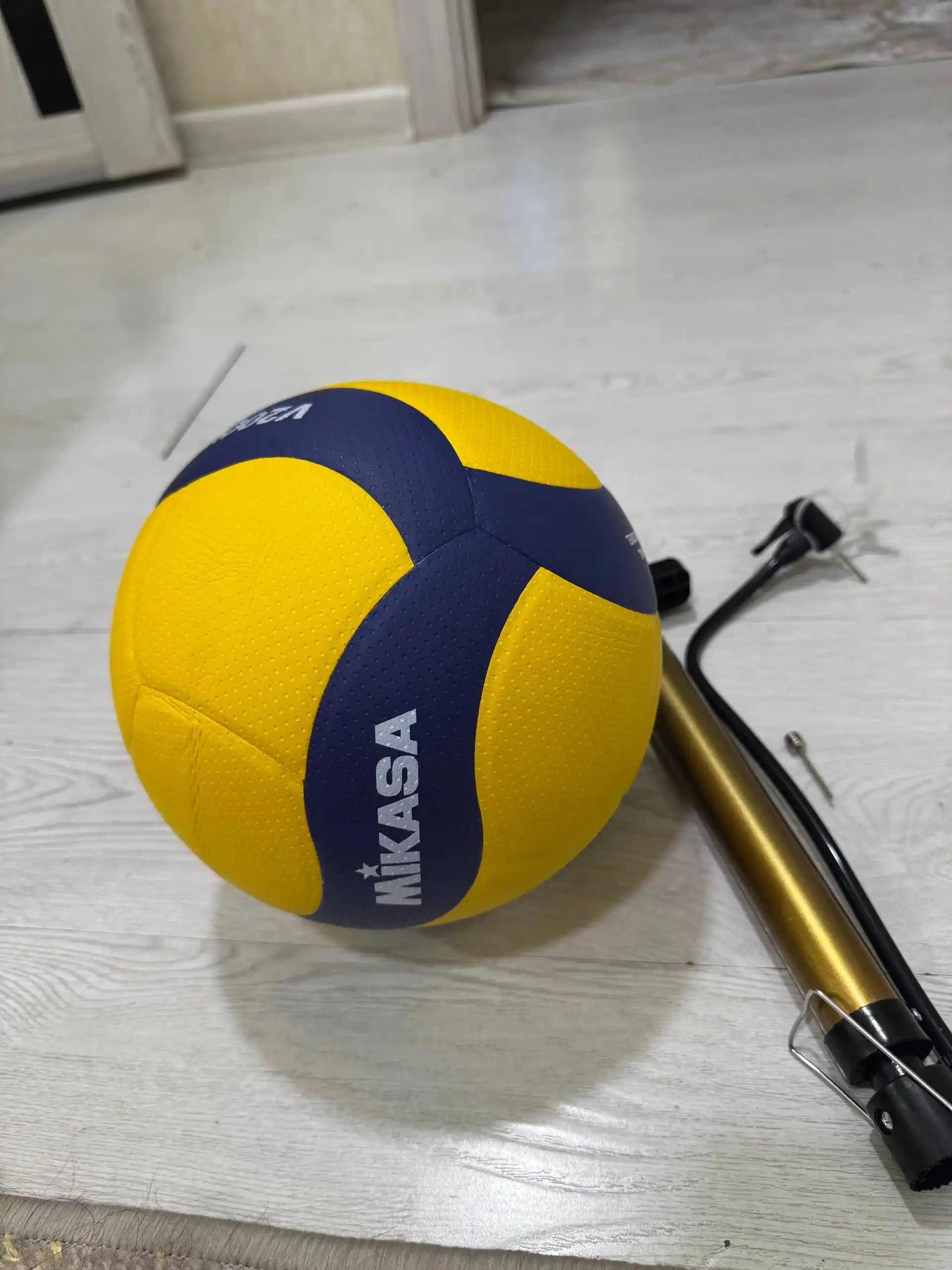 MIKASA V200W voleybol topi – professional darajadagi standart o‘lcham va yuqori sifat