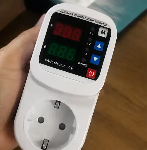 220V rozetka uchun 16A kuchlanish va tok relesi,sakrashlardan himoya,voltmetr va ampermetr