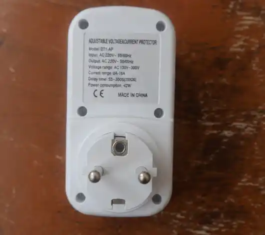 220V rozetka uchun 16A kuchlanish va tok relesi,sakrashlardan himoya,voltmetr va ampermetr