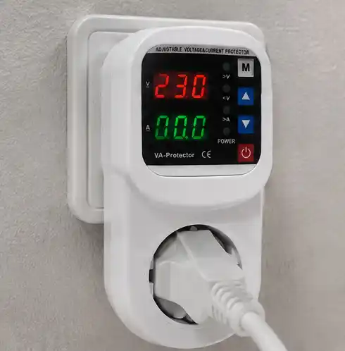 220V rozetka uchun 16A kuchlanish va tok relesi,sakrashlardan himoya,voltmetr va ampermetr
