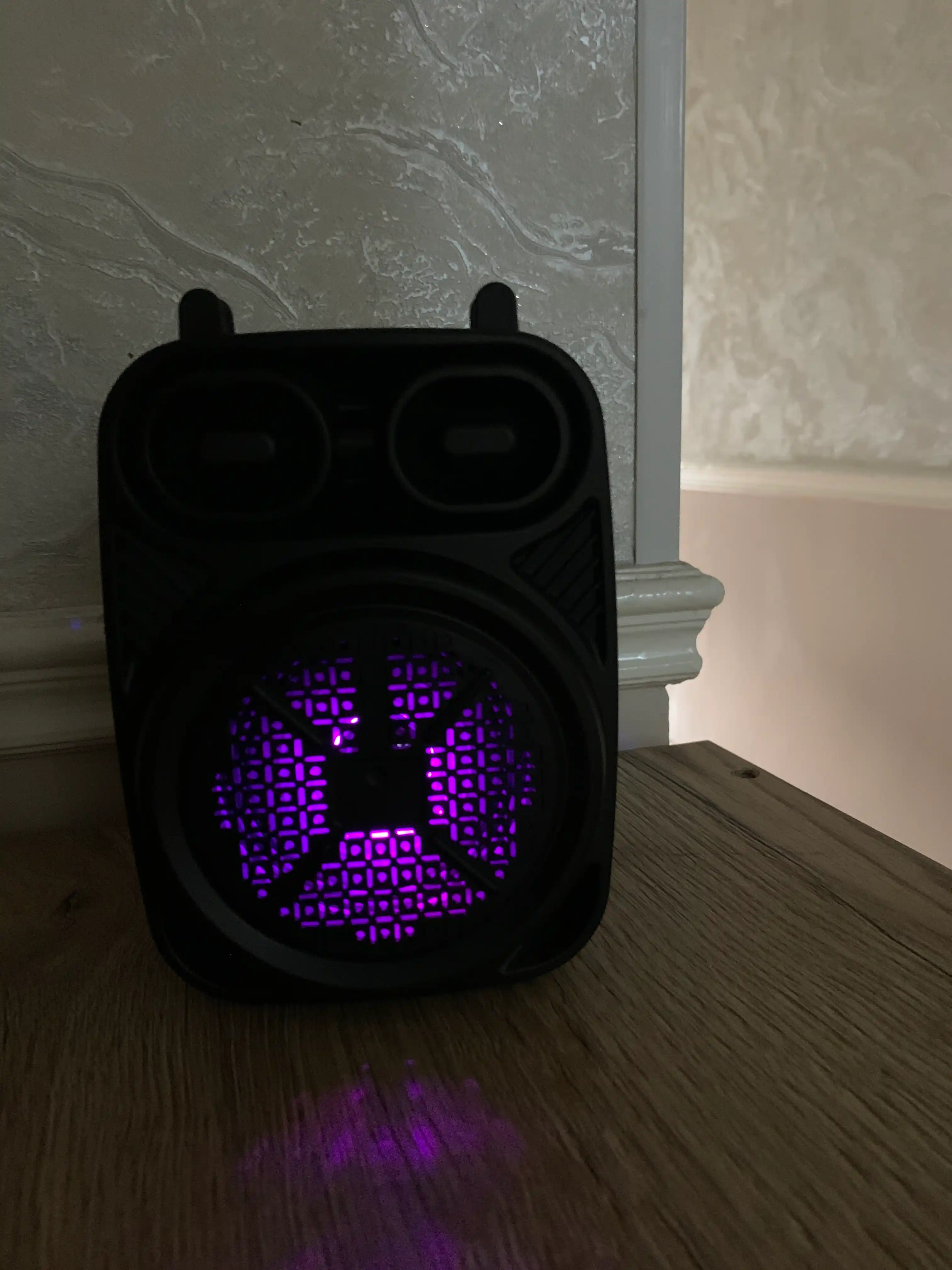Simsiz katta karnay, karaoke musiqasi, mikrofon, pult va RGB yoritgich