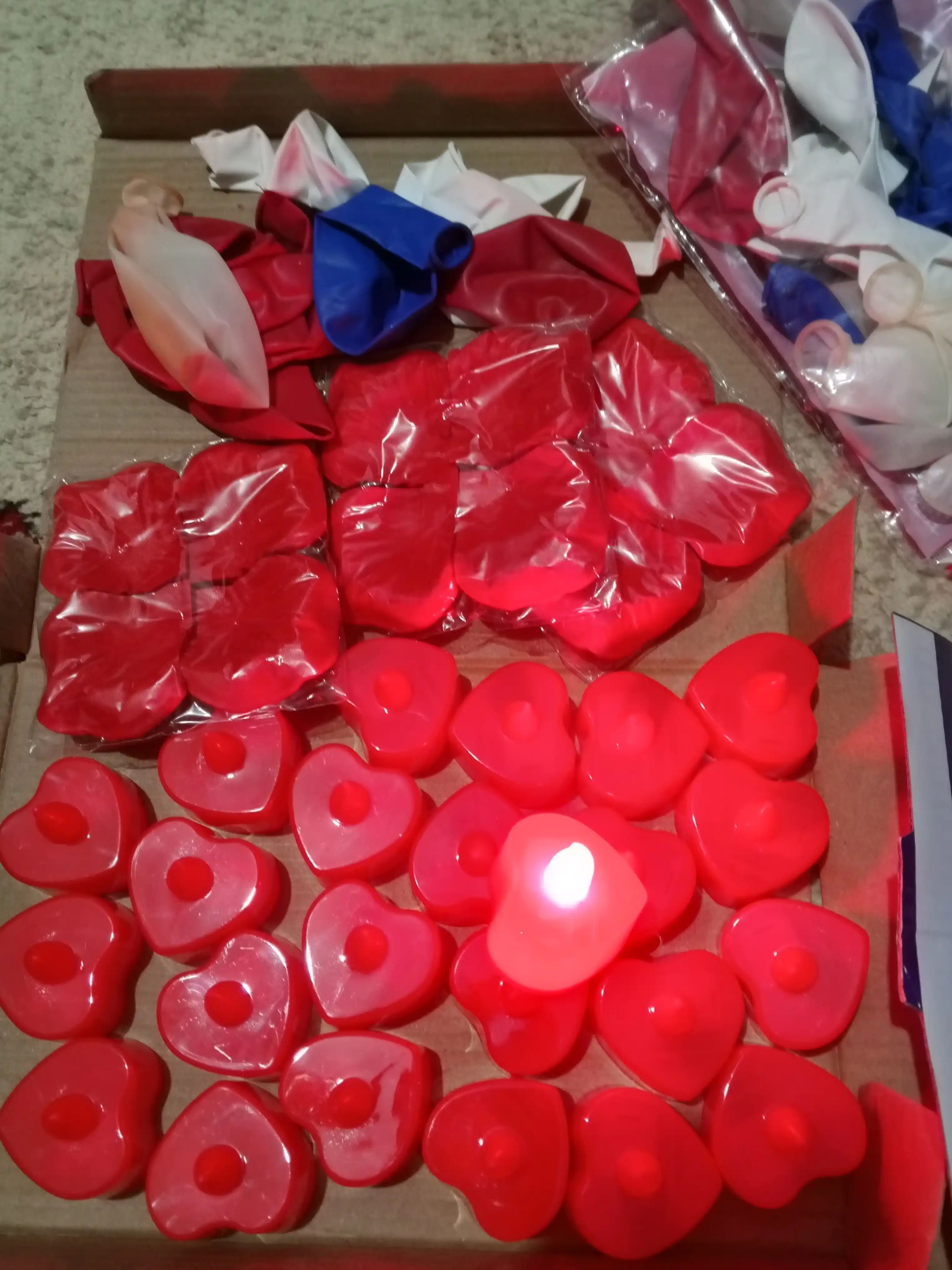 Olovsiz LED shamlar, yurak shaklidagi, qizil rangda, 300 dona, borgi bilan