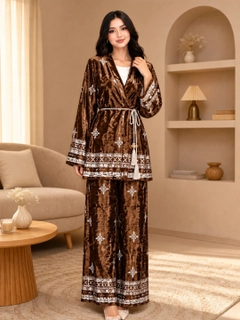Коричневый