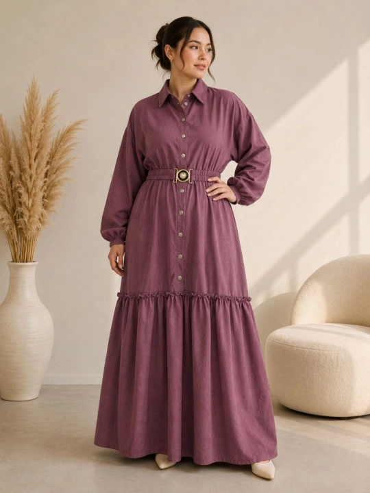 Ayollar uchun zamonaviy uzun ko‘ylak — kamarli va burmali, kuzgi - 
