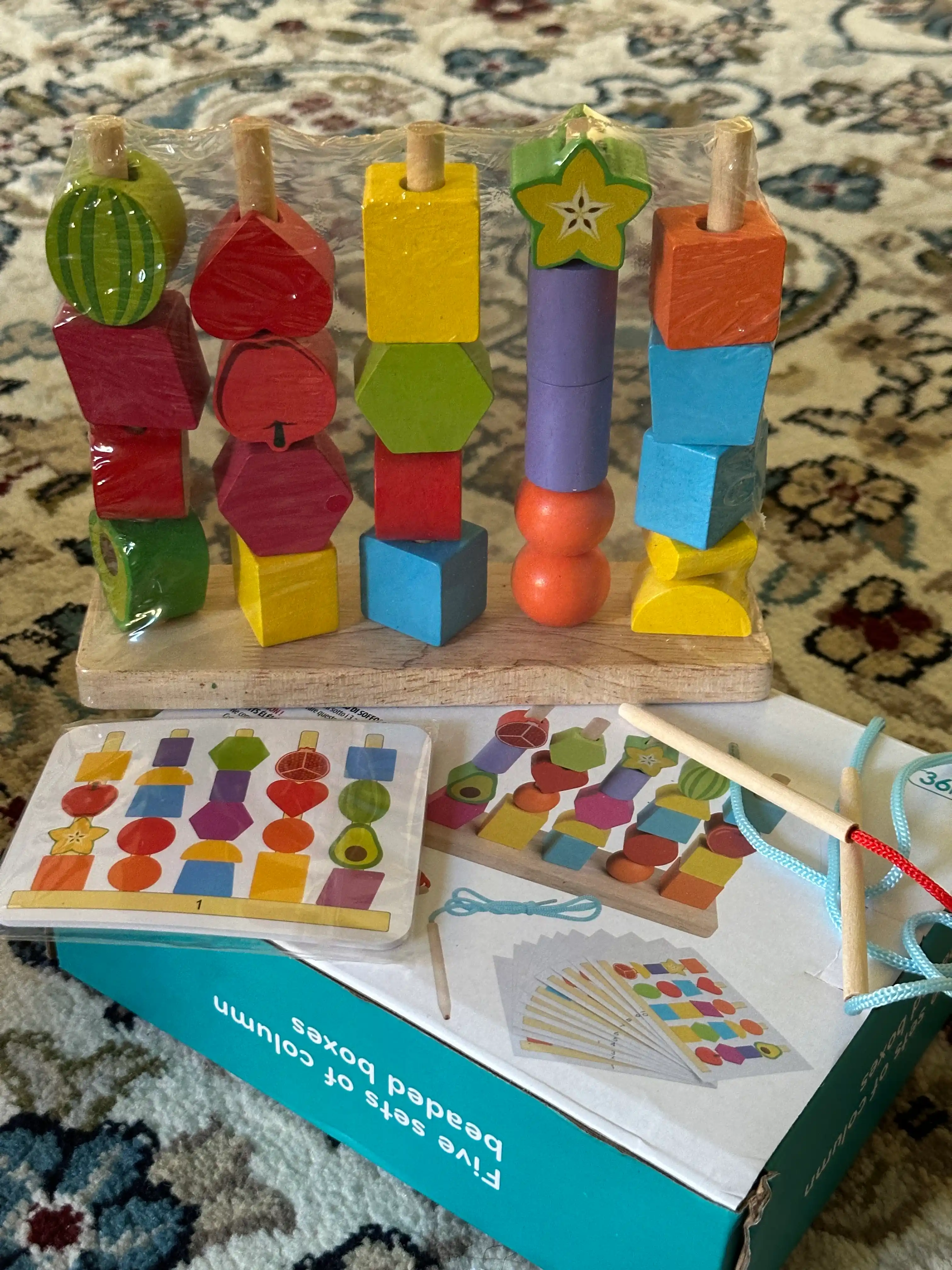 Sorter geometriya boncuklar bilan, beshta ustunda, bolalar uchun, rivojlanayotgan Montesso
