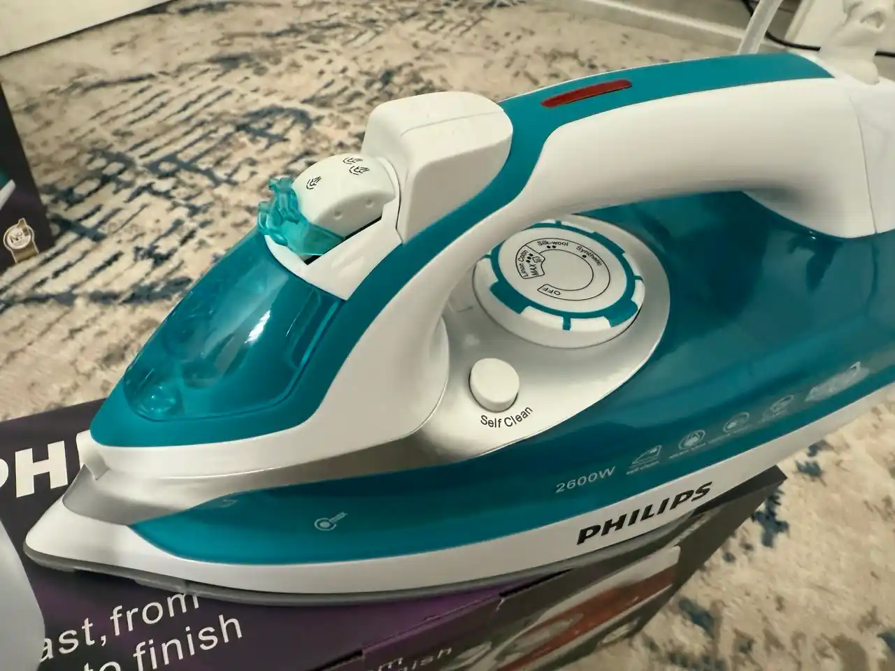 Dazmol PHILIPS  keramik tagli va o‘z-o‘zini tozalovchi 2000-2600W quvvatli bug‘ dazmoli