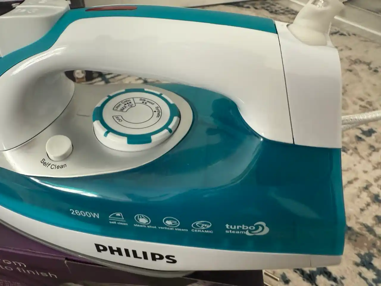 Dazmol PHILIPS  keramik tagli va o‘z-o‘zini tozalovchi 2000-2600W quvvatli bug‘ dazmoli