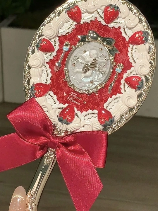 Flower Knows Strawberry Cupid qulupnay va bantli qo‘l kosmetik oynasi