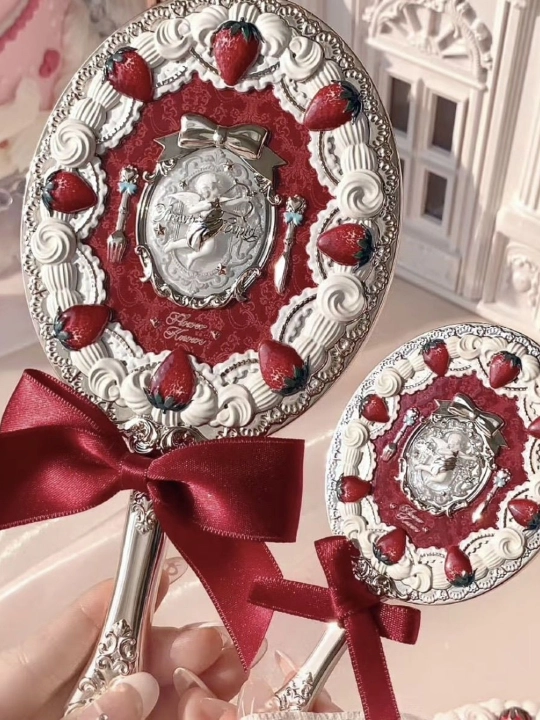 Flower Knows Strawberry Cupid qulupnay va bantli qo‘l kosmetik oynasi
