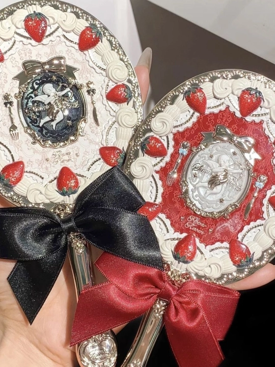 Flower Knows Strawberry Cupid qulupnay va bantli qo‘l kosmetik oynasi
