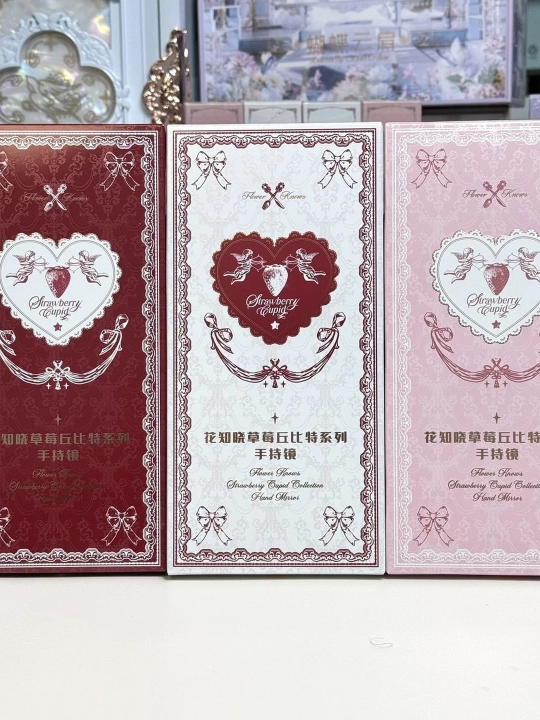 Flower Knows Strawberry Cupid qulupnay va bantli qo‘l kosmetik oynasi