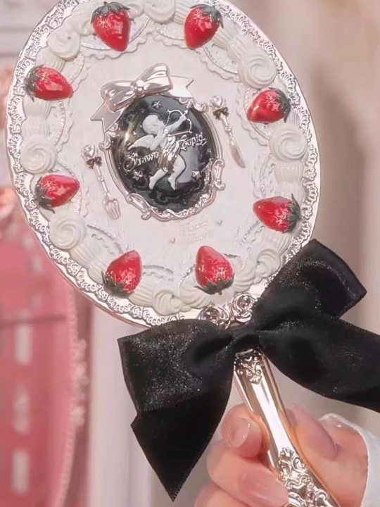 Flower Knows Strawberry Cupid qulupnay va bantli qo‘l kosmetik oynasi