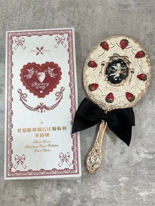 Flower Knows Strawberry Cupid qulupnay va bantli qo‘l kosmetik oynasi