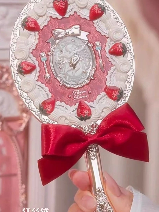 Flower Knows Strawberry Cupid qulupnay va bantli qo‘l kosmetik oynasi