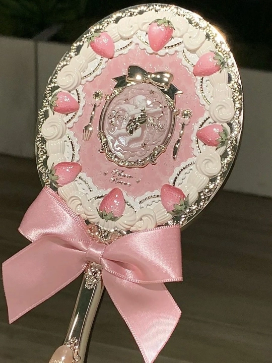 Flower Knows Strawberry Cupid qulupnay va bantli qo‘l kosmetik oynasi