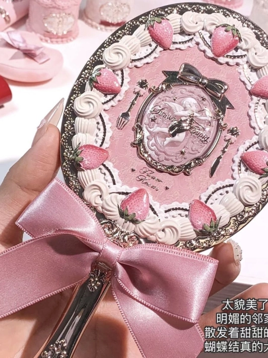 Flower Knows Strawberry Cupid qulupnay va bantli qo‘l kosmetik oynasi