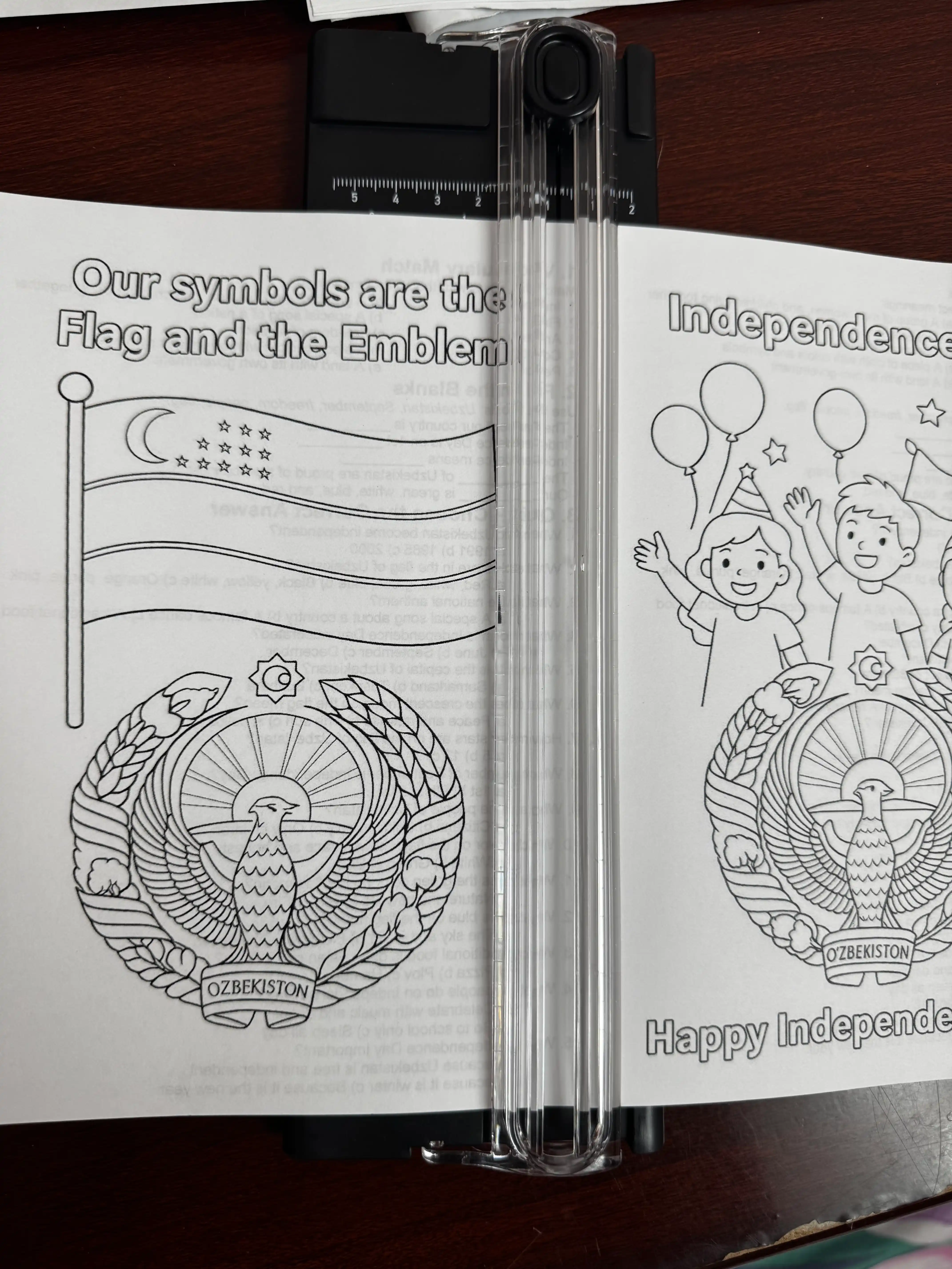 Qulay va sodda mexanizmga ega, hatto bolalar uchun ham xavfsiz qulay kanselyariya pichog‘i