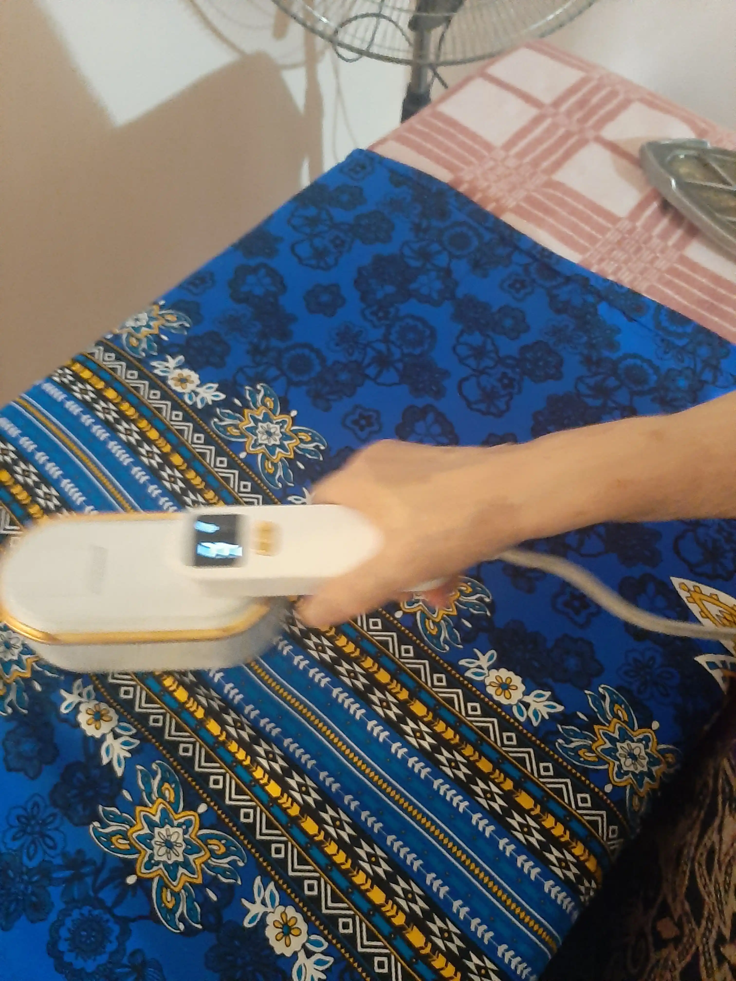 Mini parli dazmol kiyim va mato uchun, 4 tasi 1 da, parnoy, bugli dazmol uy va ofis uchun