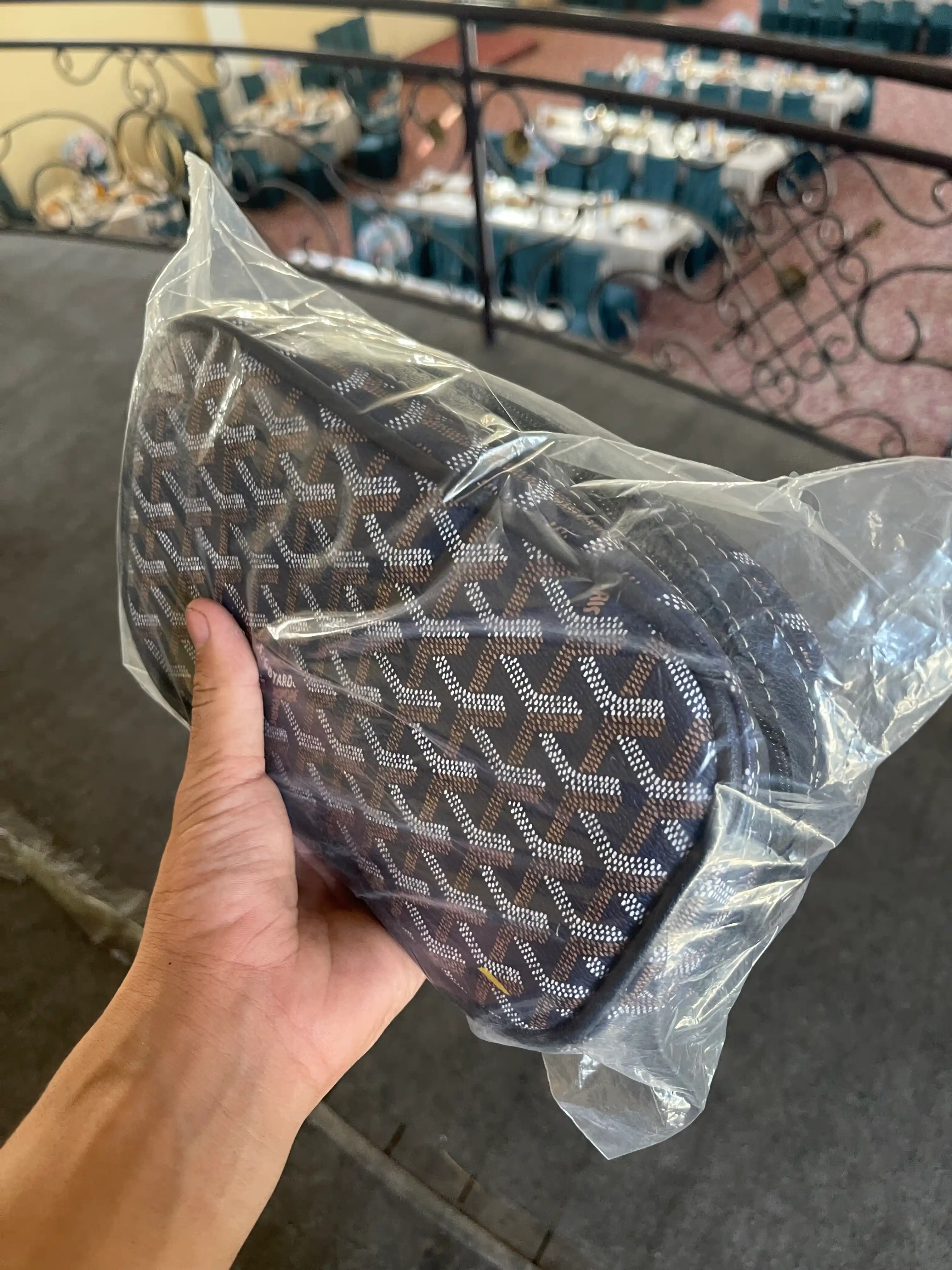 Erkaklar uchun barsetka, GOYARD eko-charmdan, yelkama