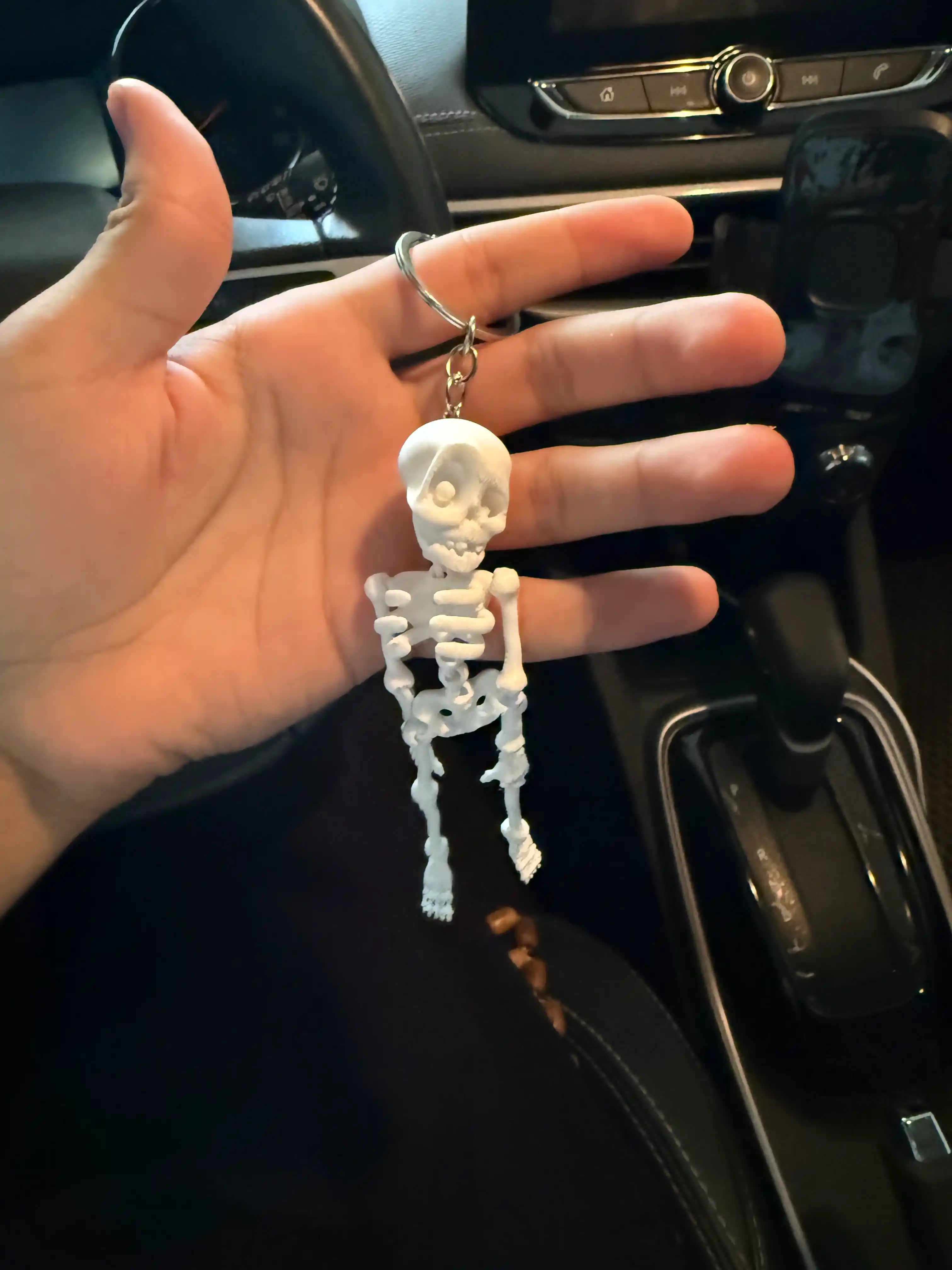 Qo‘zg‘aluvchan brelok odam skeleti, artikulyatsiyalangan brelok