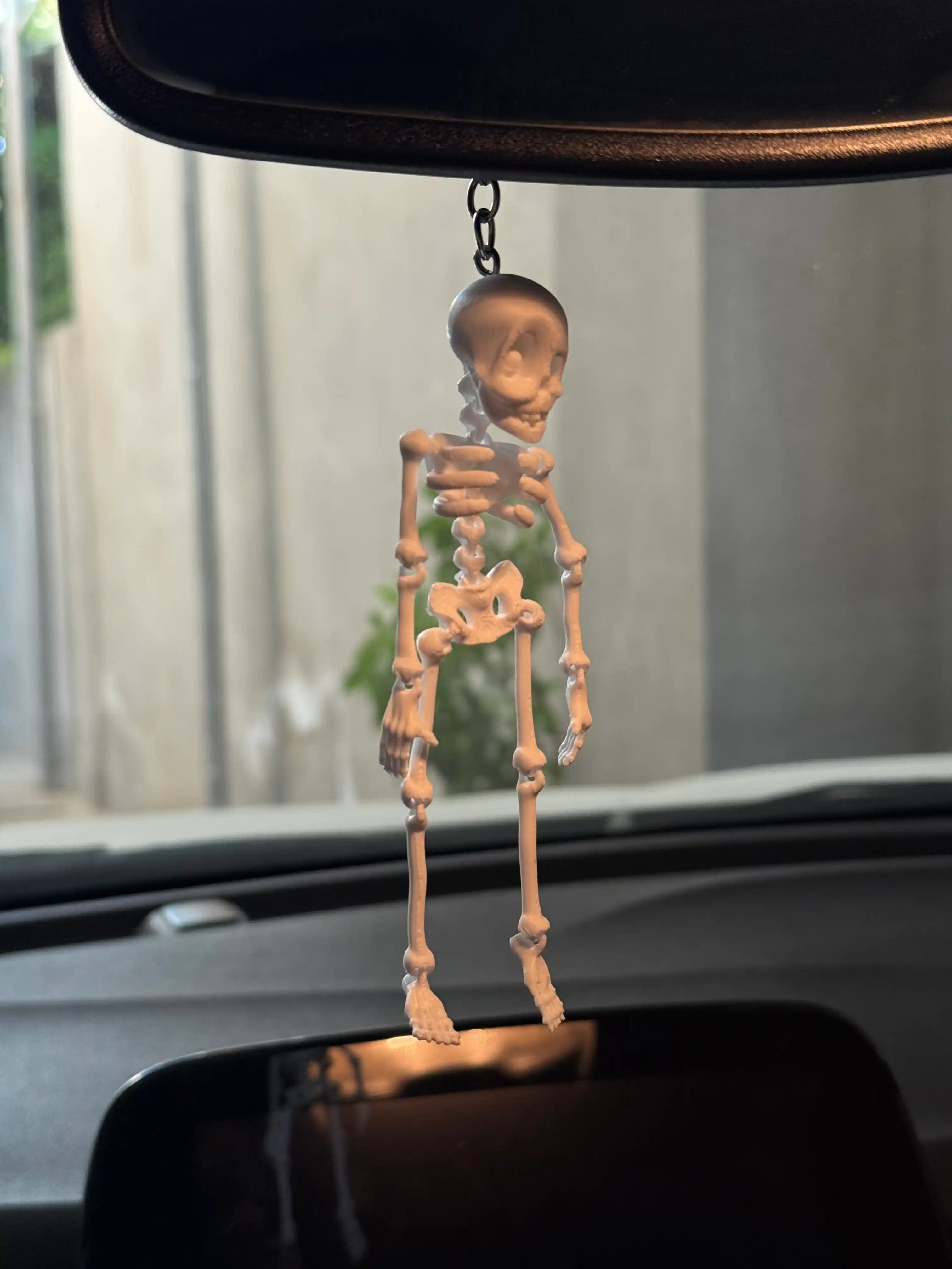 Qo‘zg‘aluvchan brelok odam skeleti, artikulyatsiyalangan brelok