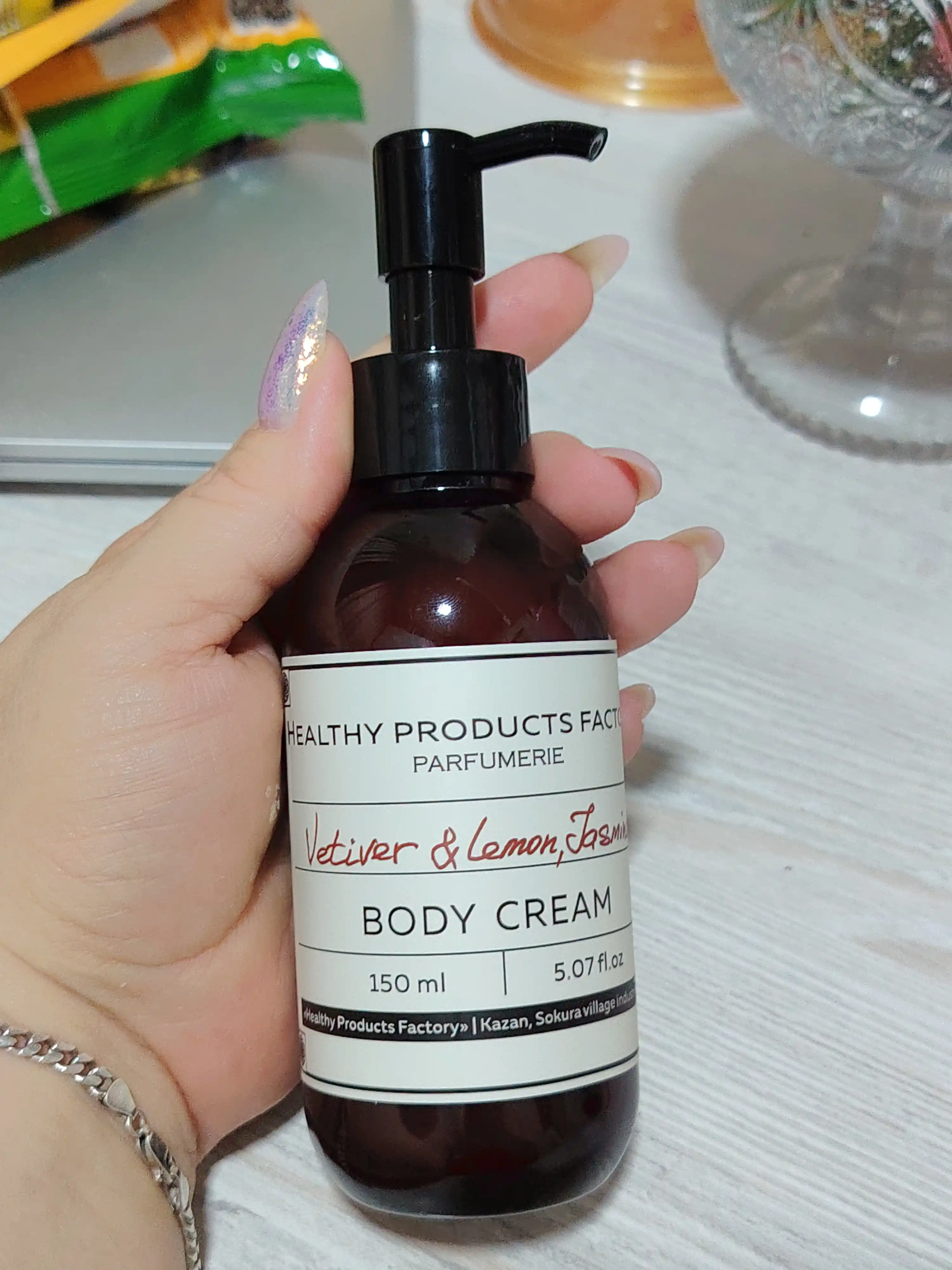 Tana va qo‘llar uchun xushbo‘y, namlantiruvchi, oziqlantiruvchi loson kremi, 150 ml