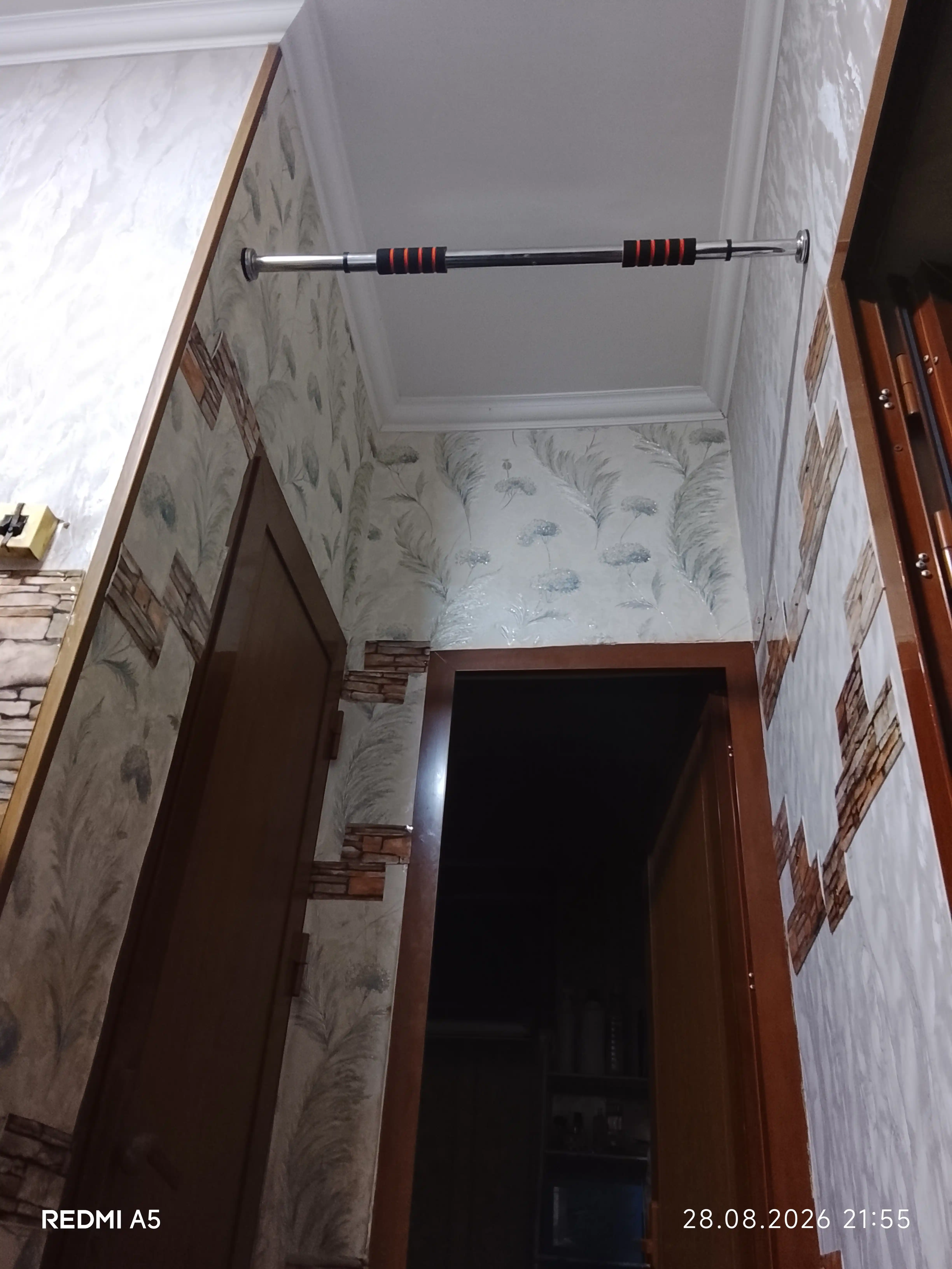 Devorlar va eshiklar orasidagi 120 kg gacha bo‘lgan olinadigan turnik