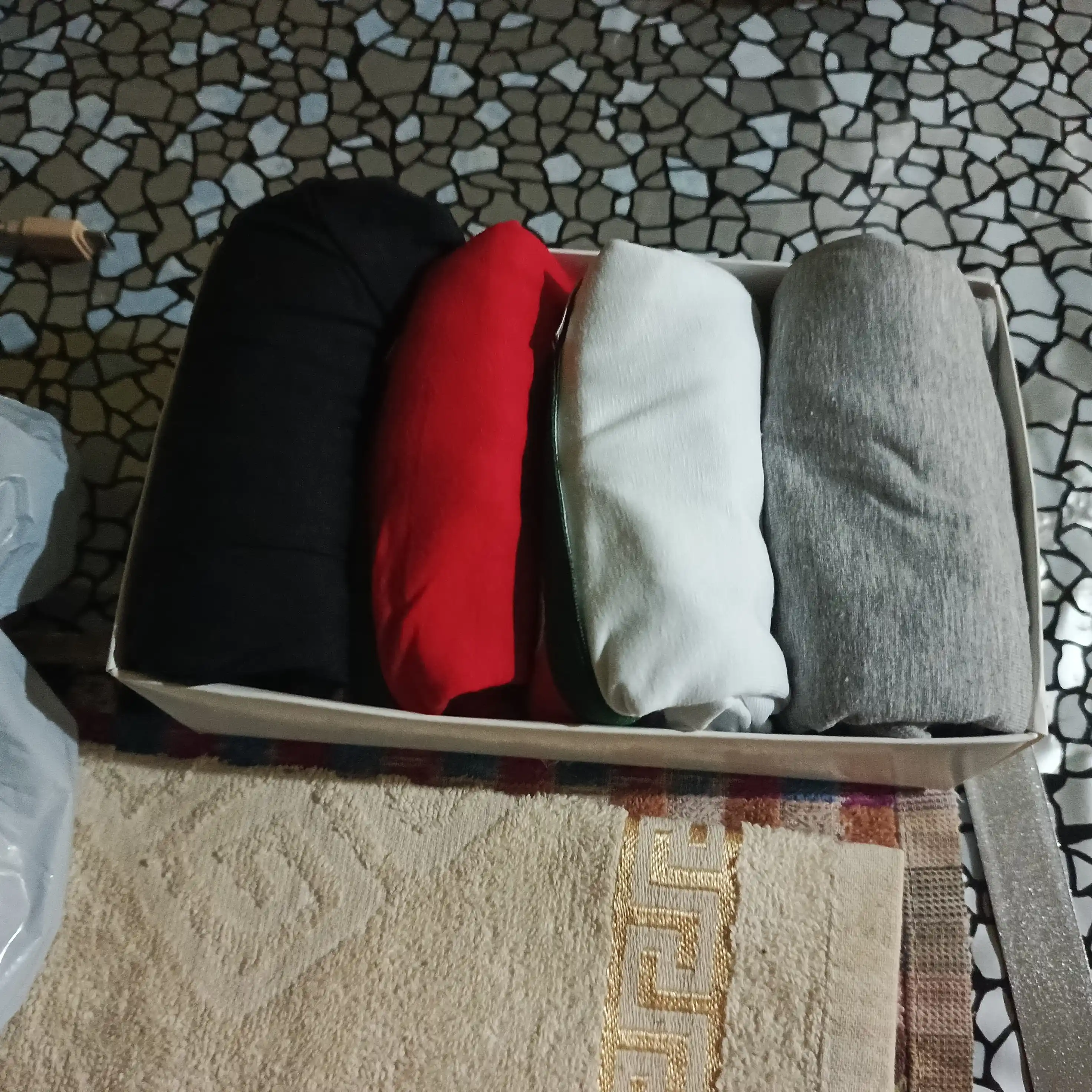 Erkaklar trusiklari GUCCI, 4 dona va 1 donadan iborat to‘plam,95% paxtadan,sovg‘a qutisida