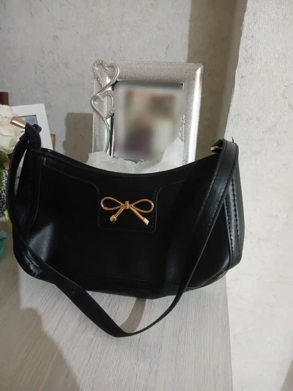 Ayollar uchun mini sumka, qora, yelka orqali taqiladigan, dekorativ bantikli crossbody
