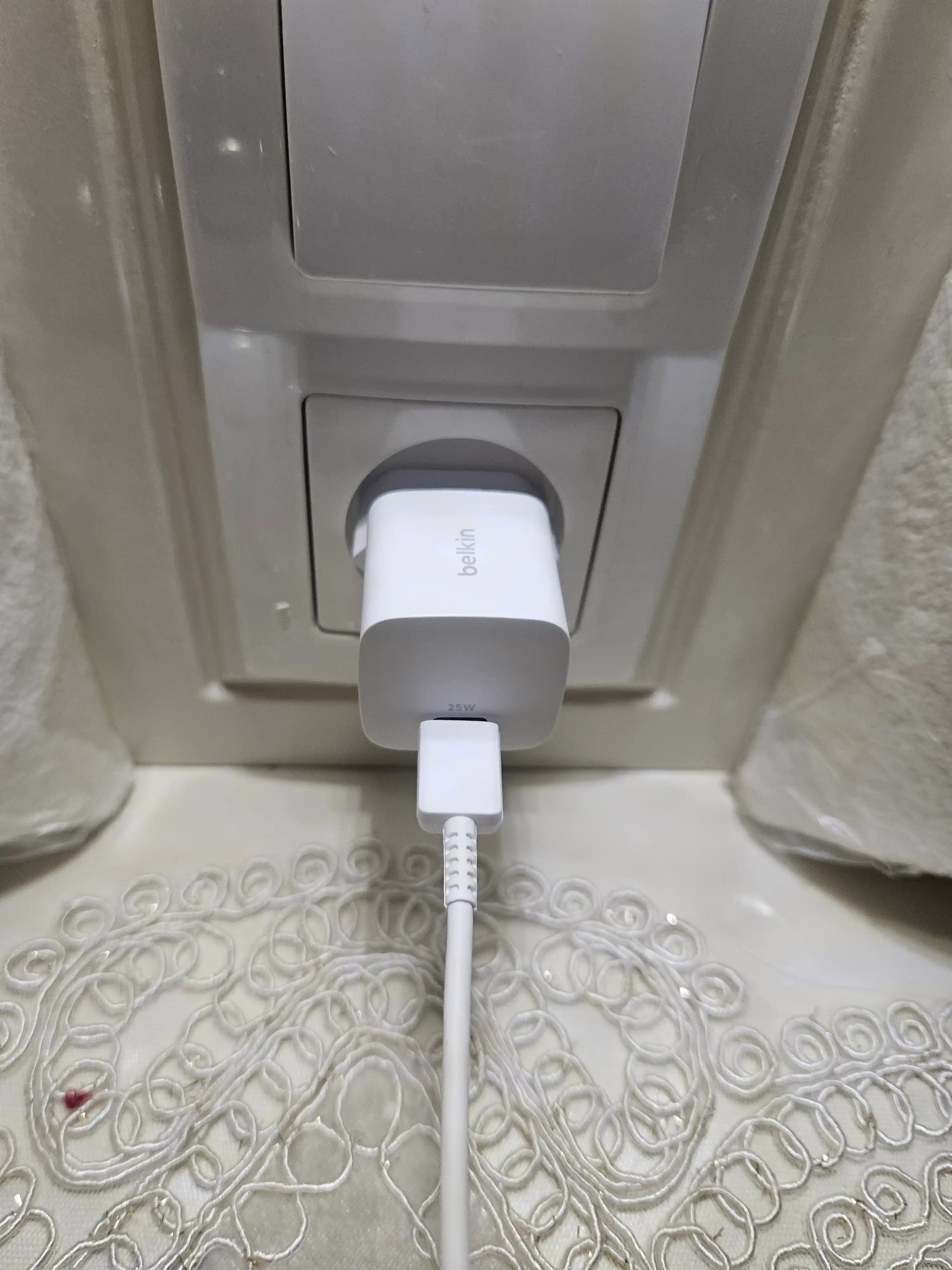 Belkin Type C zaryadkasi 25W, PD 3.1, kabel bilan, kabelsiz