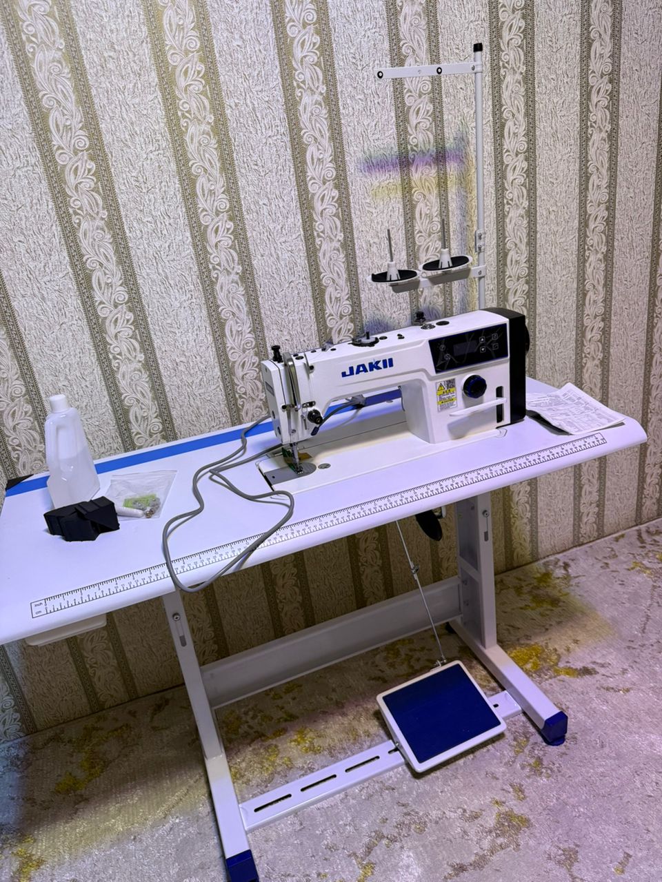JAKII sanoat lockstitch mashinasi, servo motor, raqamli panel, energiya tejovchi tizim