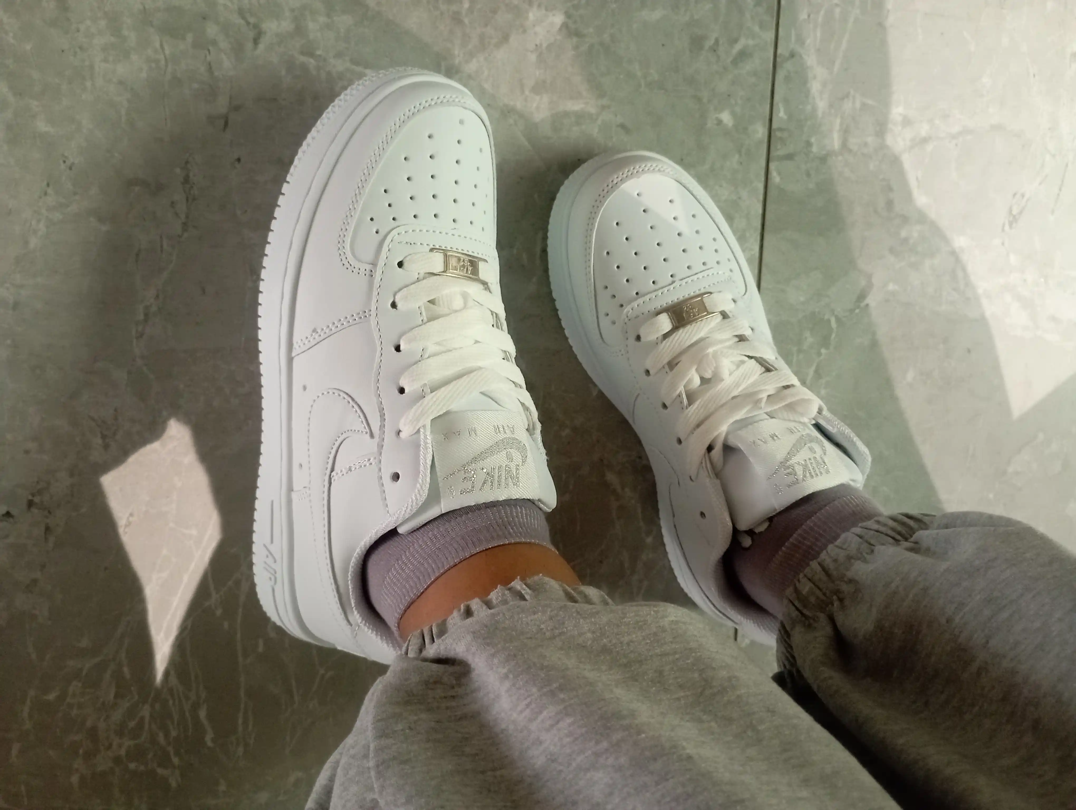 Ayollar va erkaklar uchun Nike Air Force 1 oq klassik krossovkalari