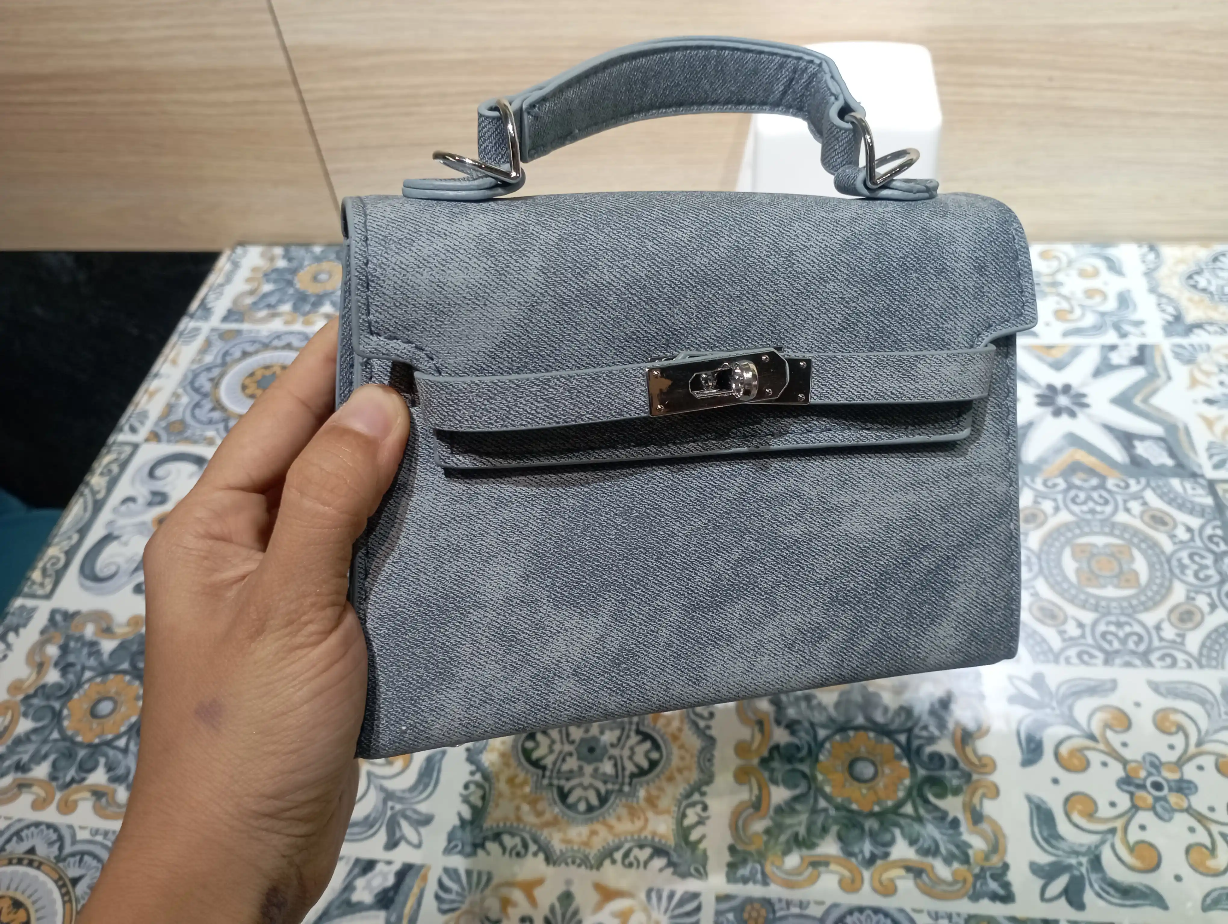 Ayollar sumkasi, kichik, yelkaga osiladigan, kundalik