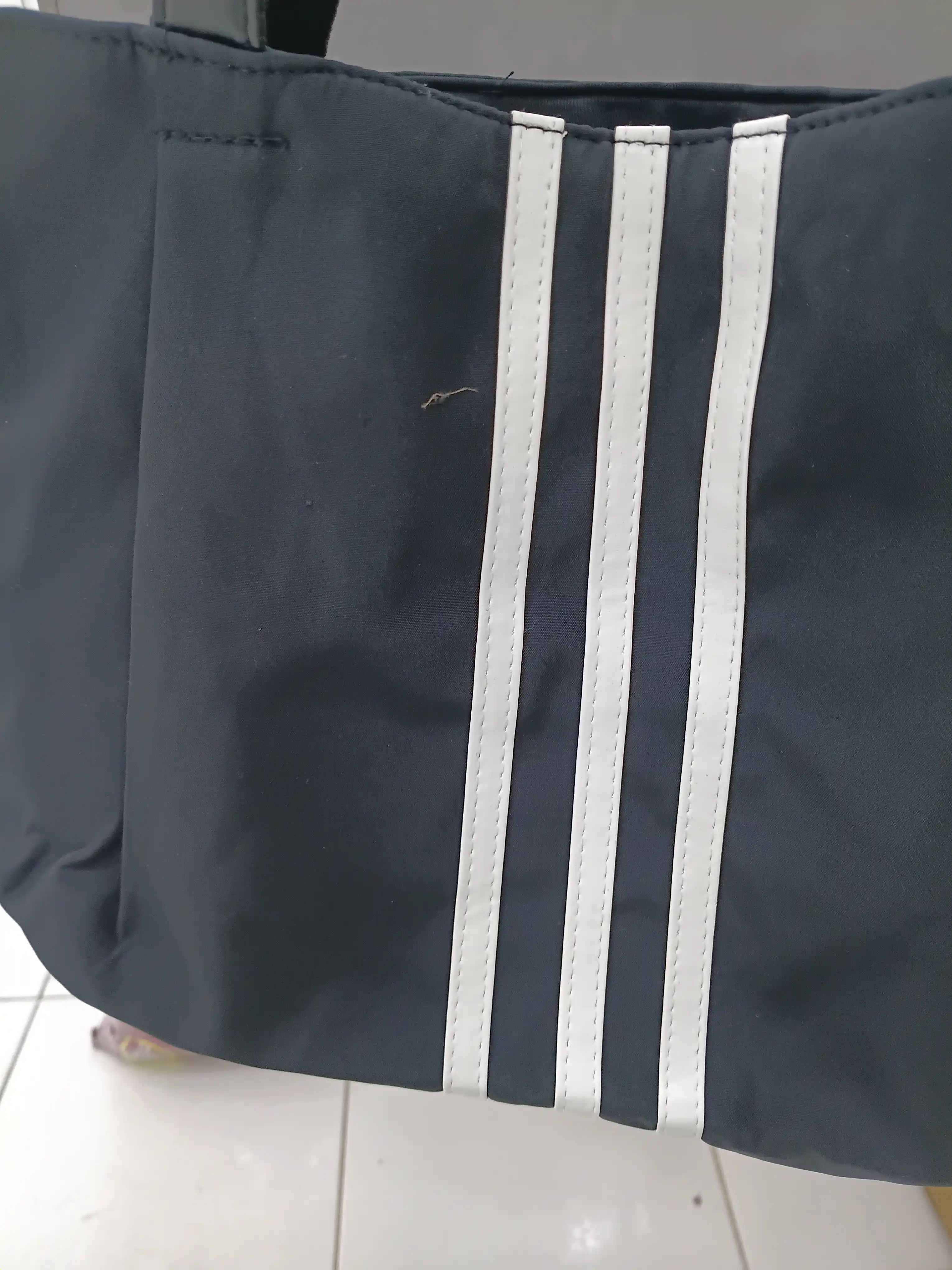 Katta ayollar uchun qora shopper sumka, yelkaga osib taqiladigan, ish va o‘qish uchun, A4