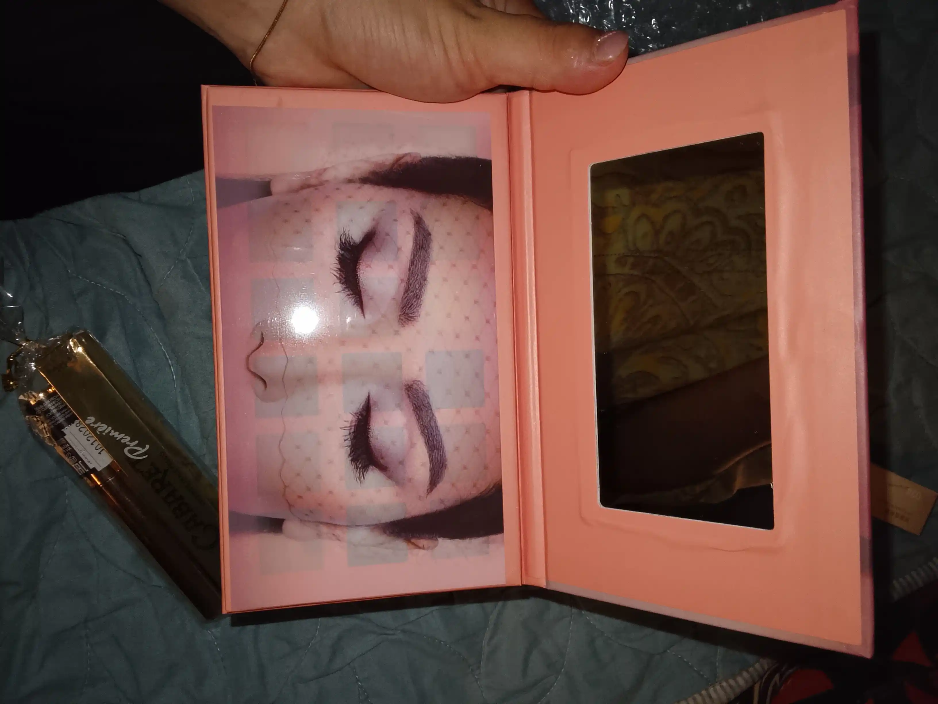 18 ta rangli tenlar palitrası, ten mukammal make up uchun hashamatli tuslar