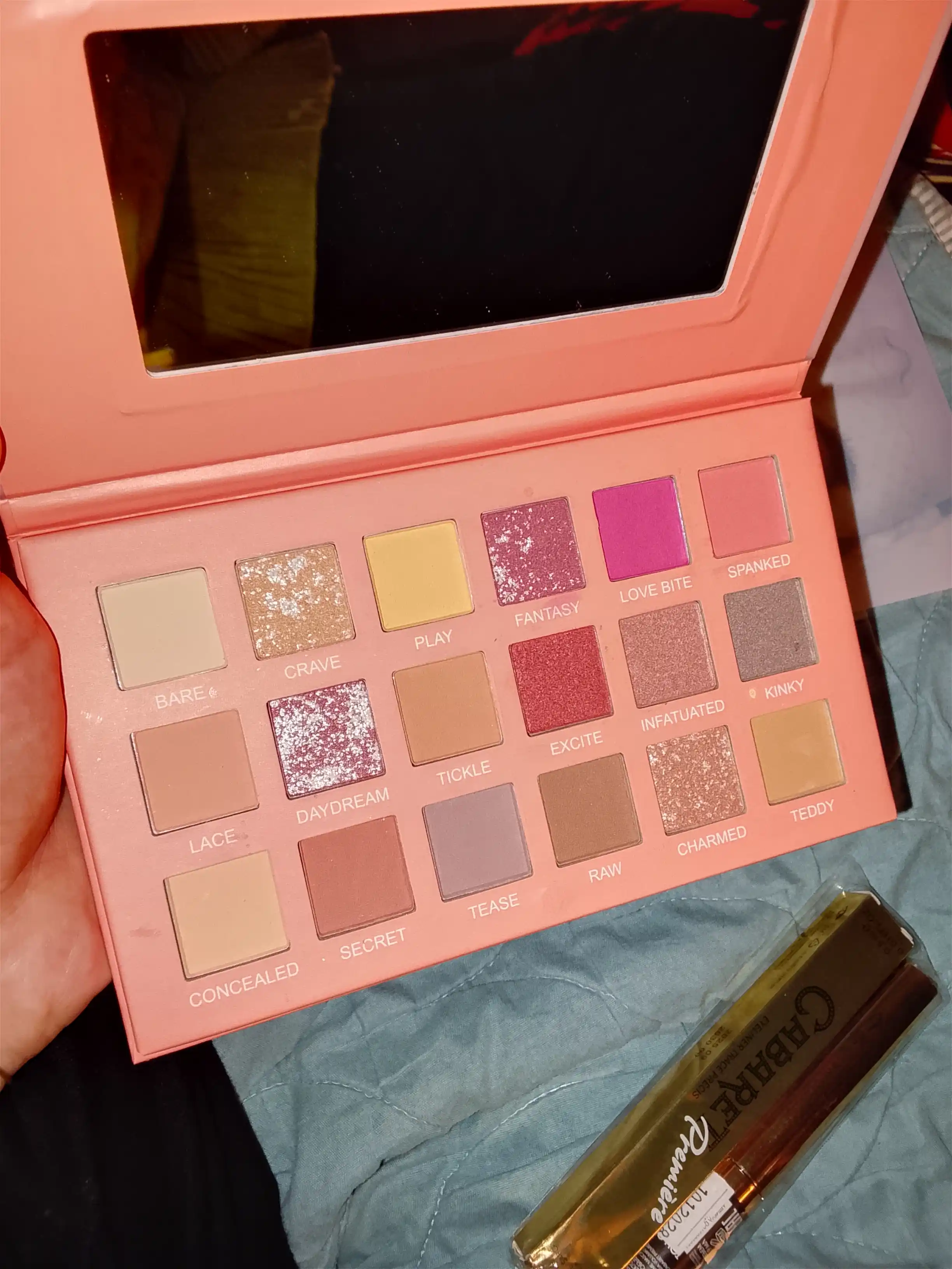 18 ta rangli tenlar palitrası, ten mukammal make up uchun hashamatli tuslar