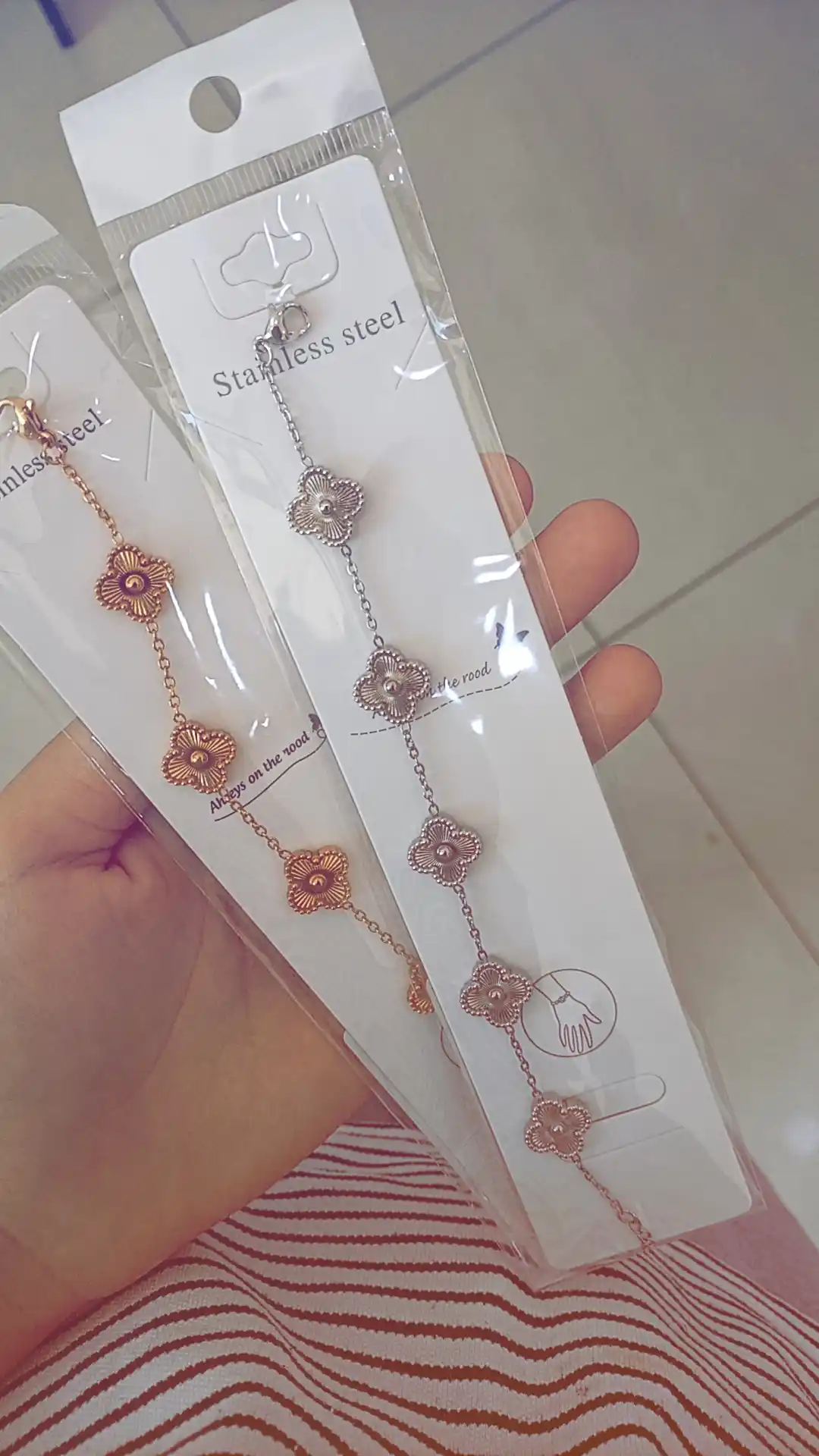 Ayollar va qizlar uchun bilaguzuklar Van Cleef, rangini o'zgartirmaydi va qoraymaydi